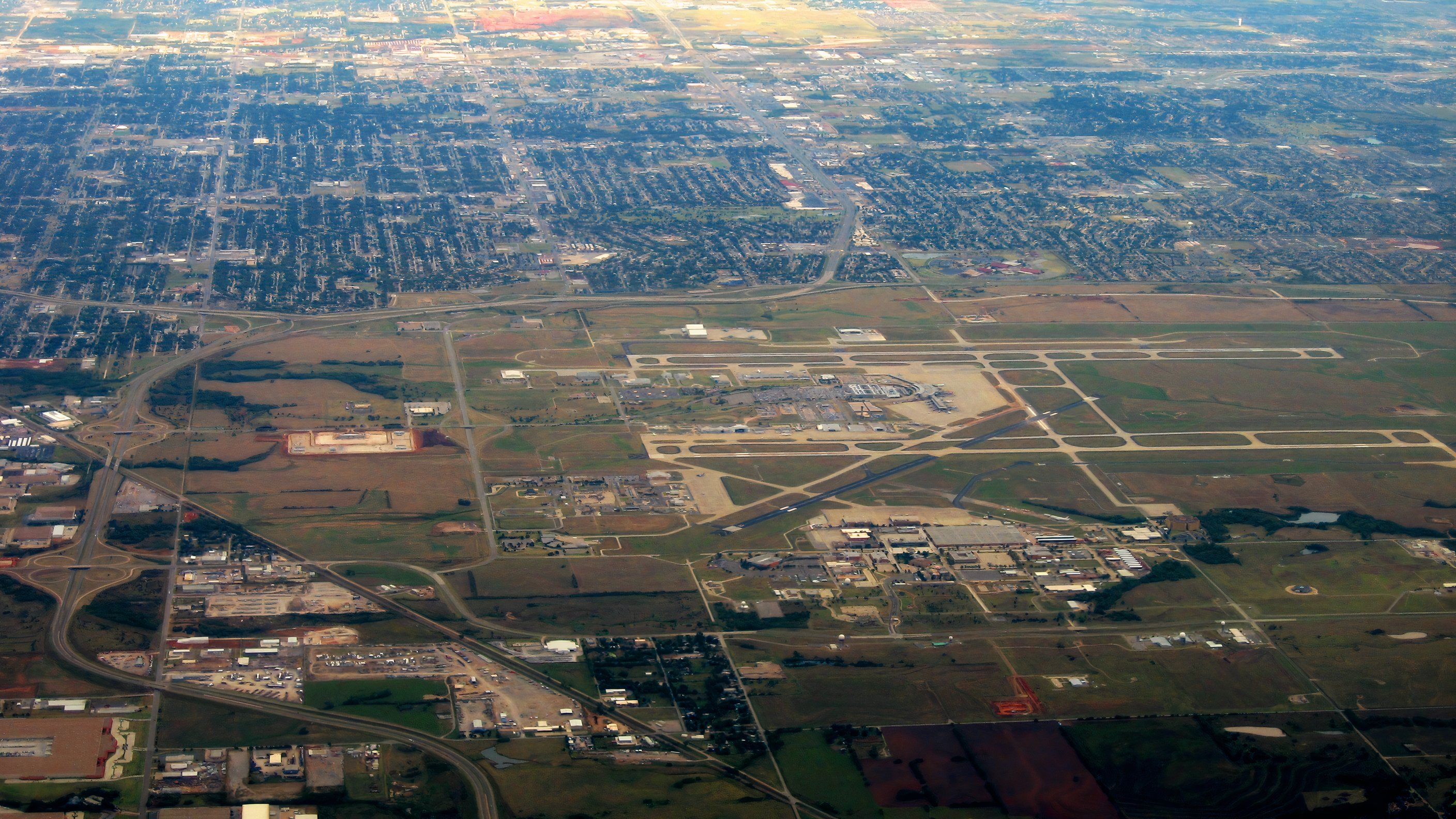 Arial_View_Of_Will_Rogers_World_Airport_In_Oklahoma_City_10042015 (1) (1)