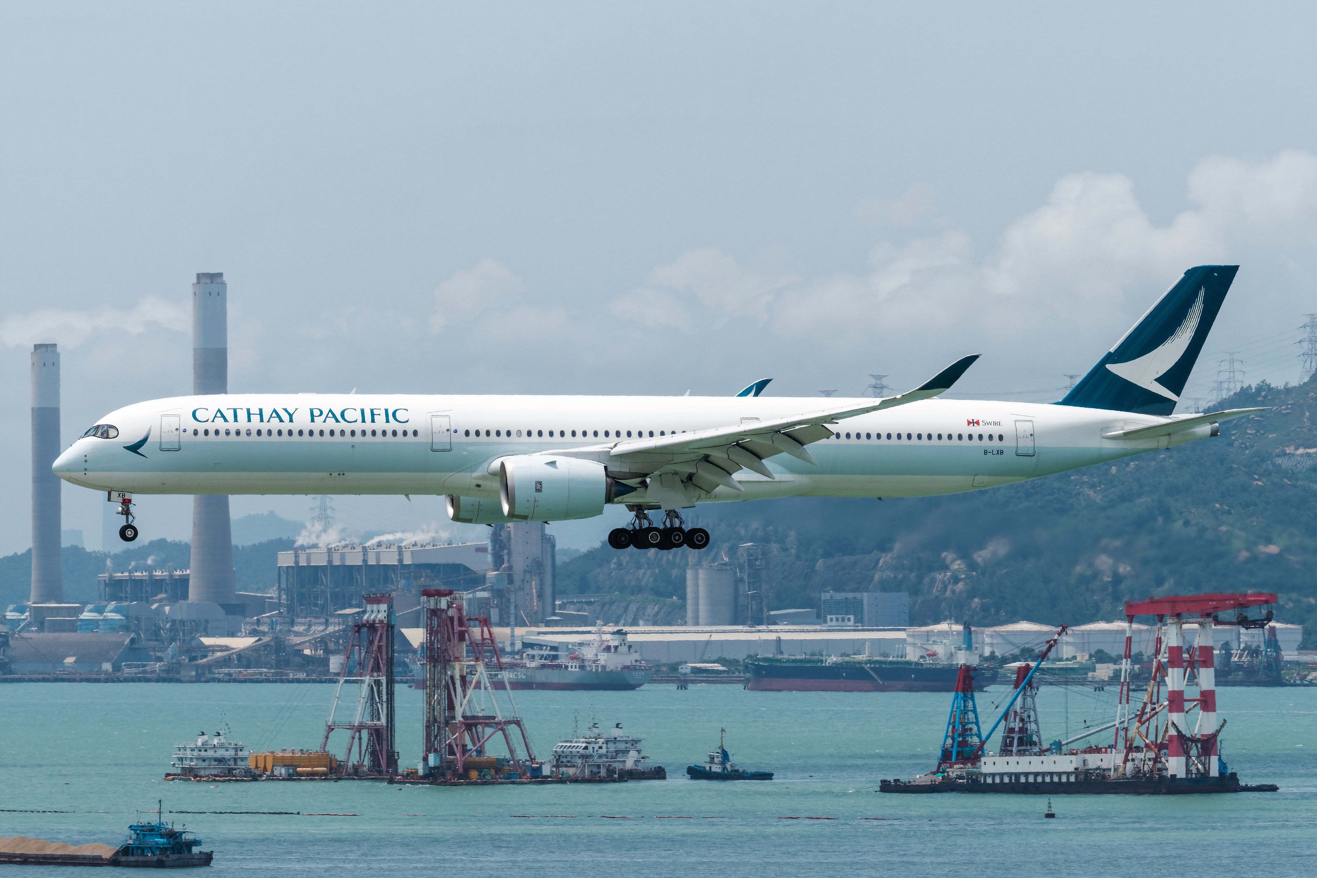 Cathay Pacific A350-1000 final approach