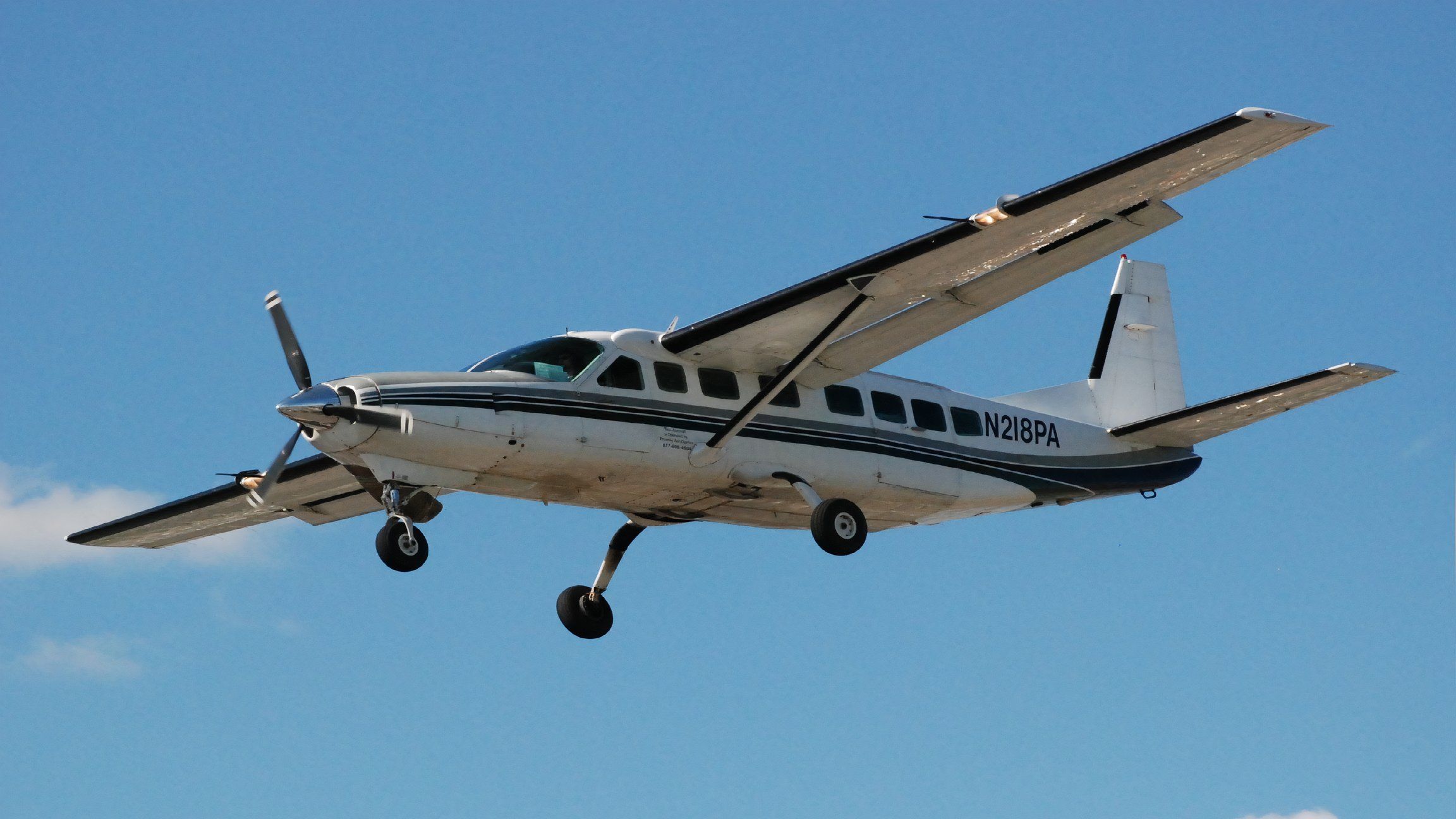 Cessna_208_landing_in_Toronto