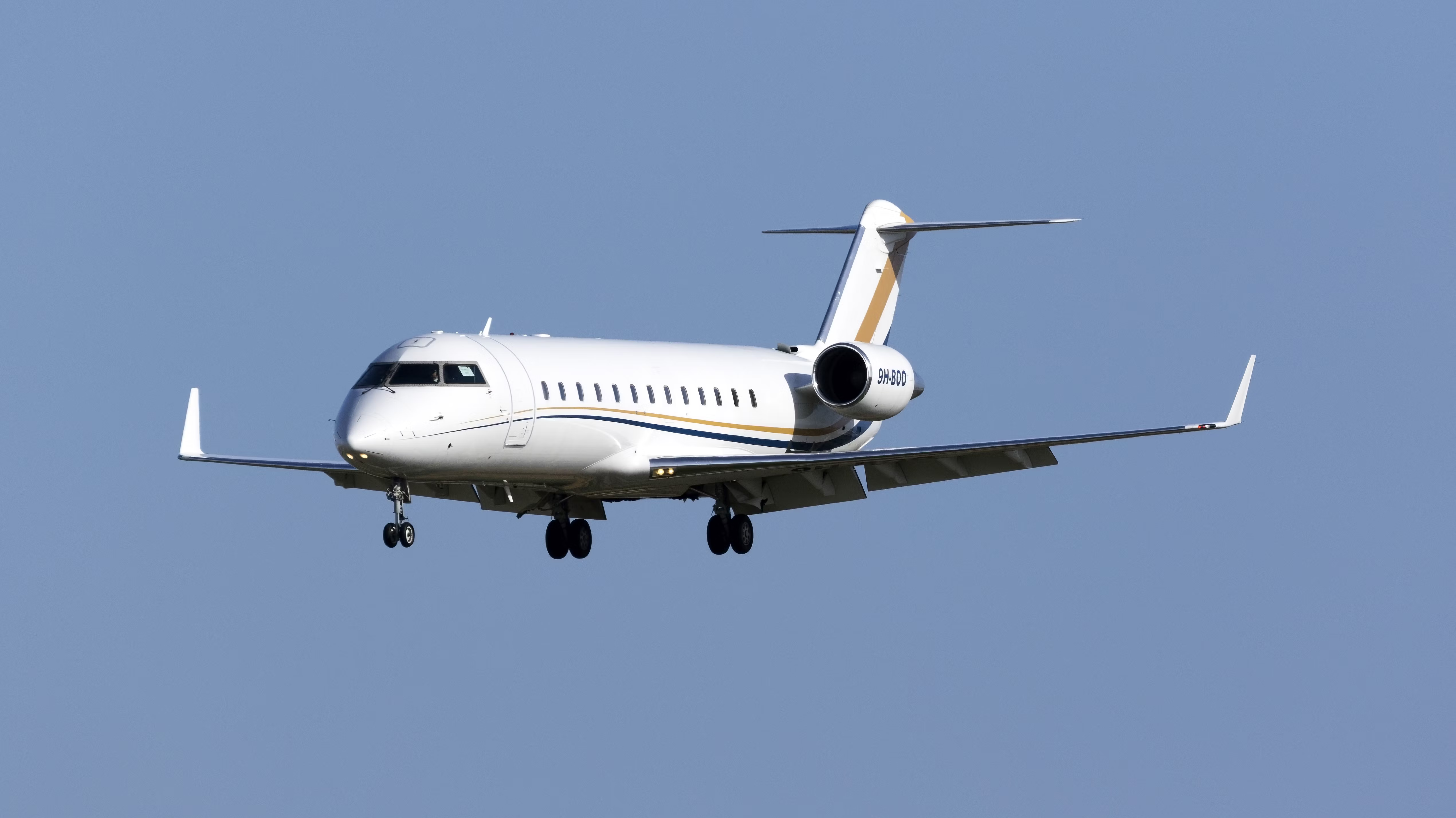 Private 『J』 6 Cool Things Inside Jay-Z's Private Jet: A Bombardier