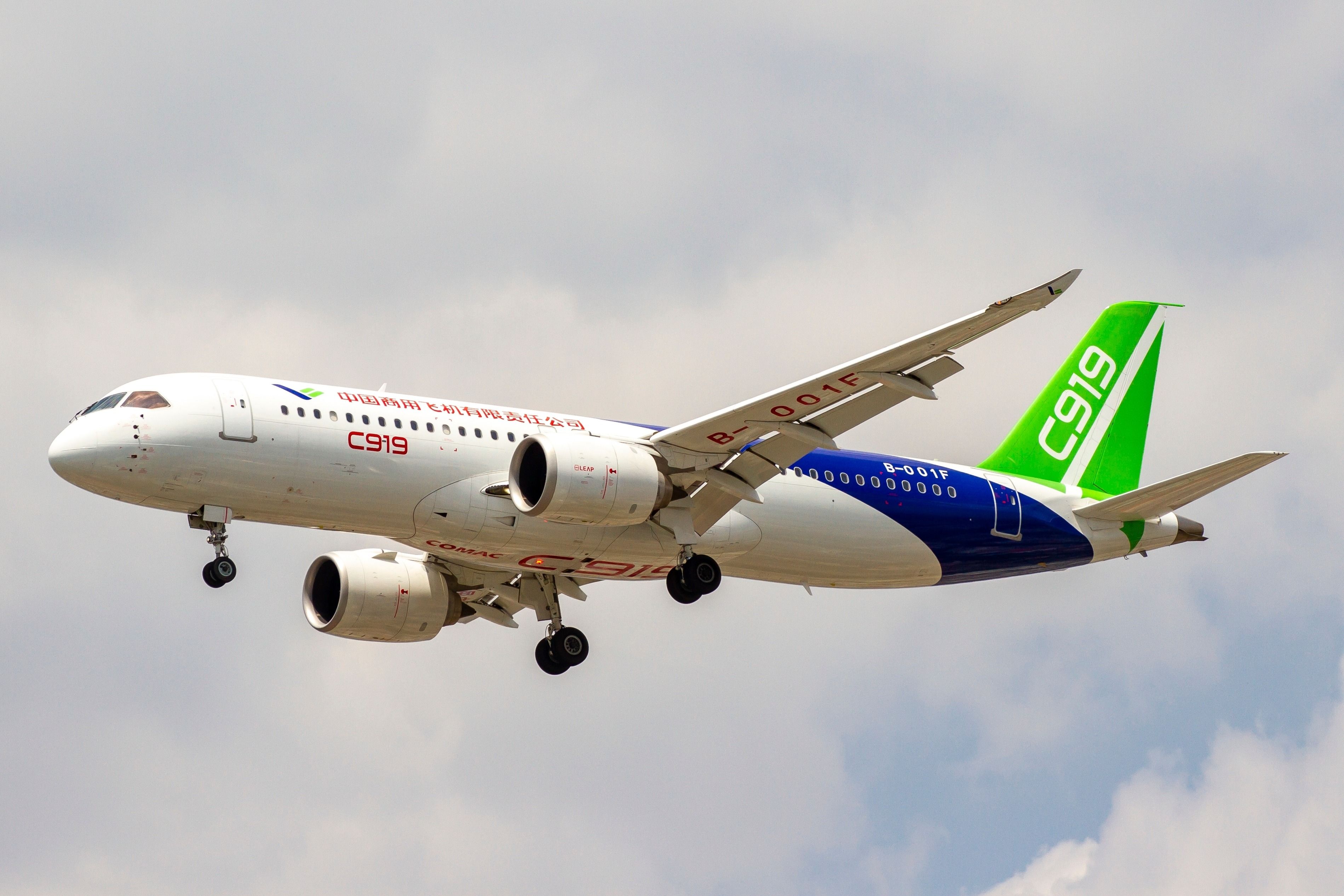 COMAC C919 landing shutterstock_2449565827