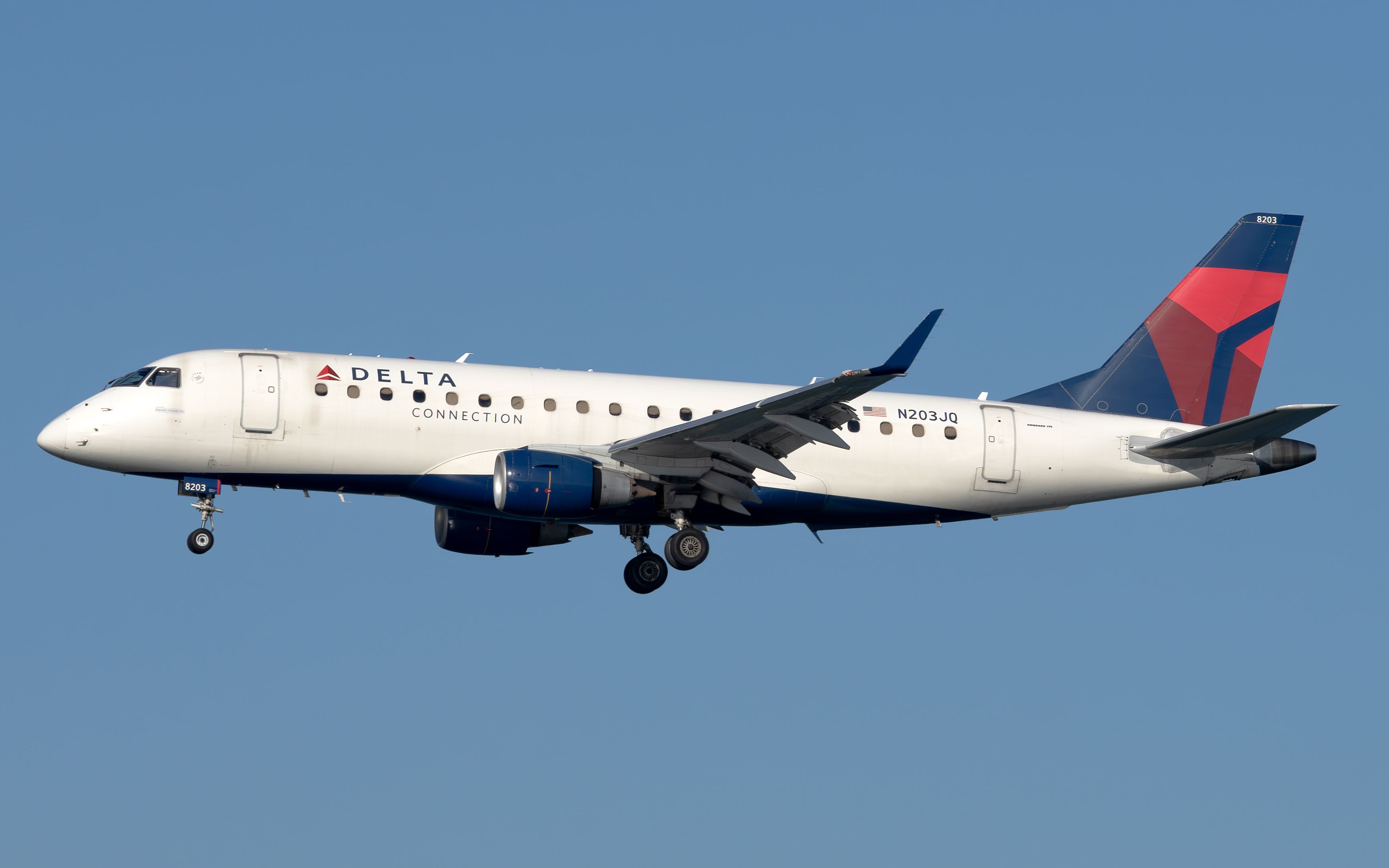 Delta Connection Embraer E175 Flying