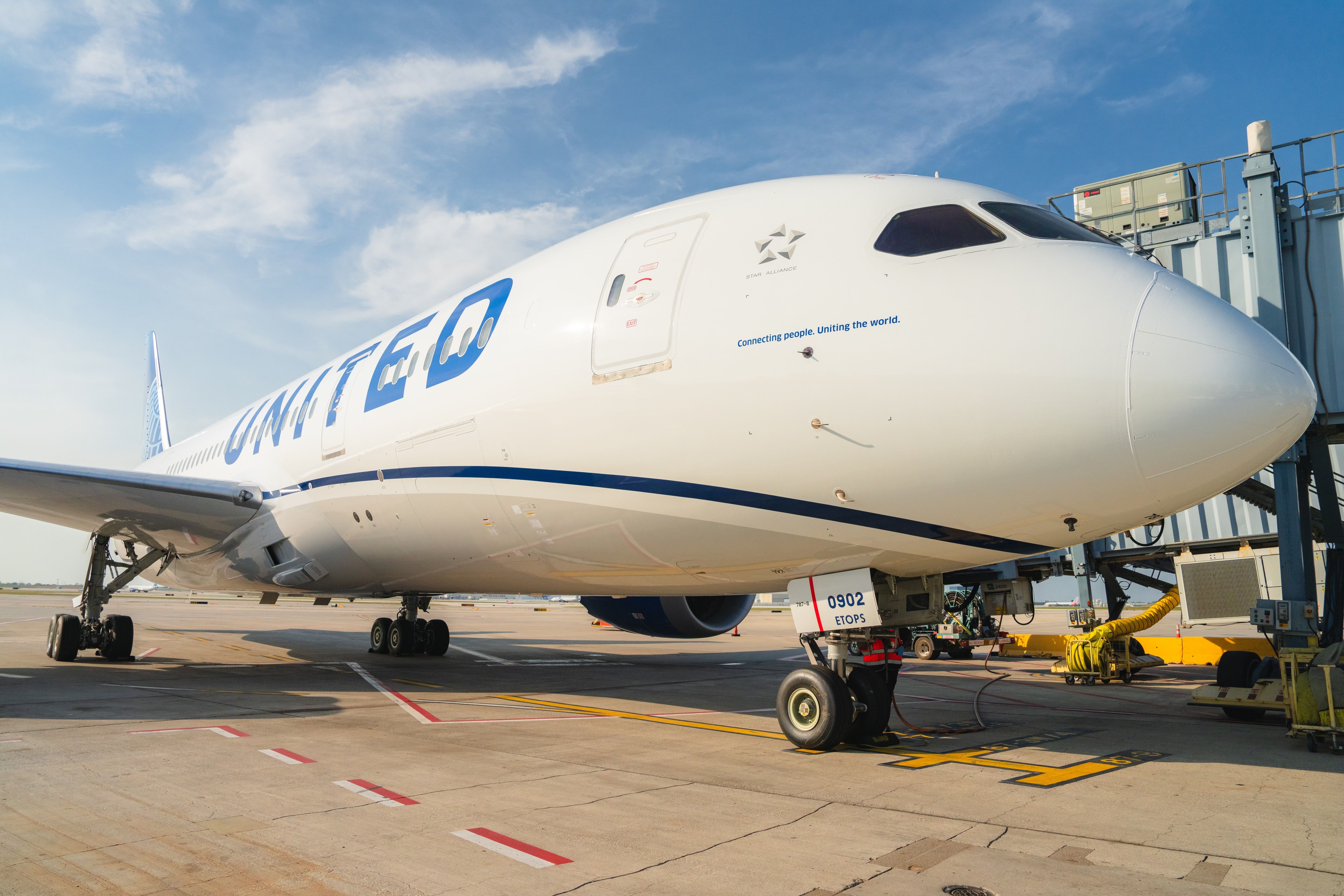 Spotted: United Airlines' 1st 'Evo-Blue' Boeing 787-8 Dreamliner At Chicago O'Hare