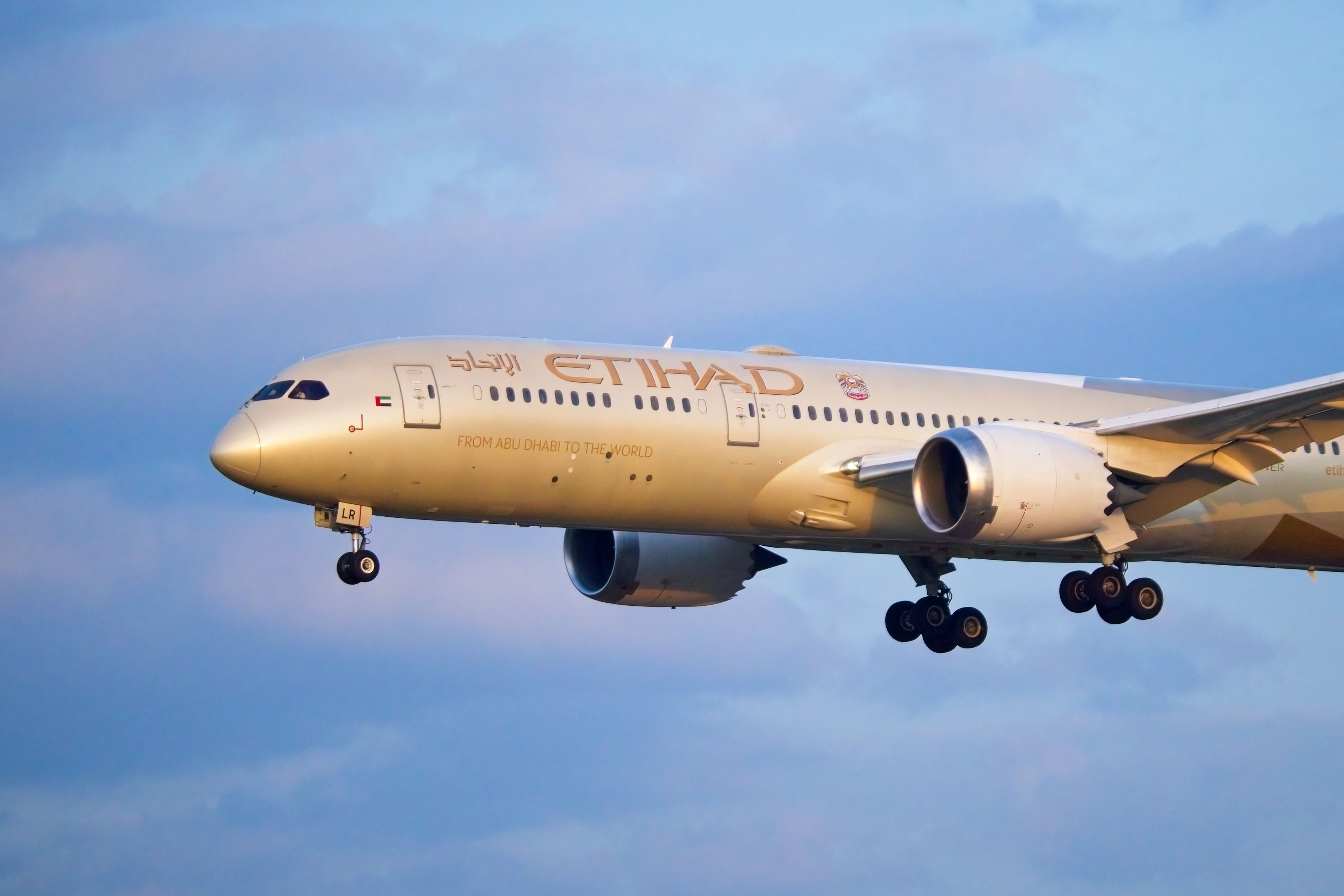 Etihad Airways Boeing 787-9 landing shutterstock_2455962799