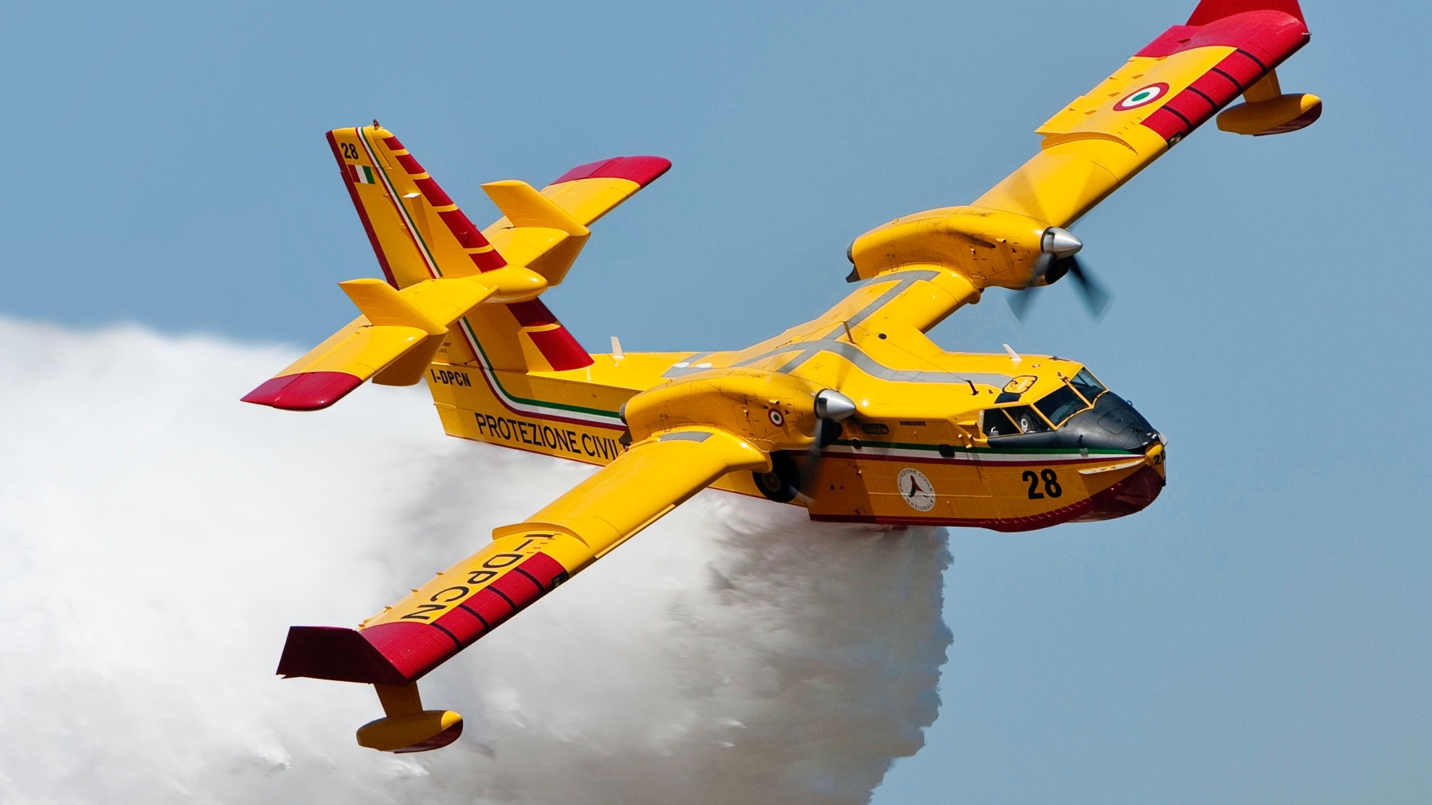 CL-415 water bomberat work