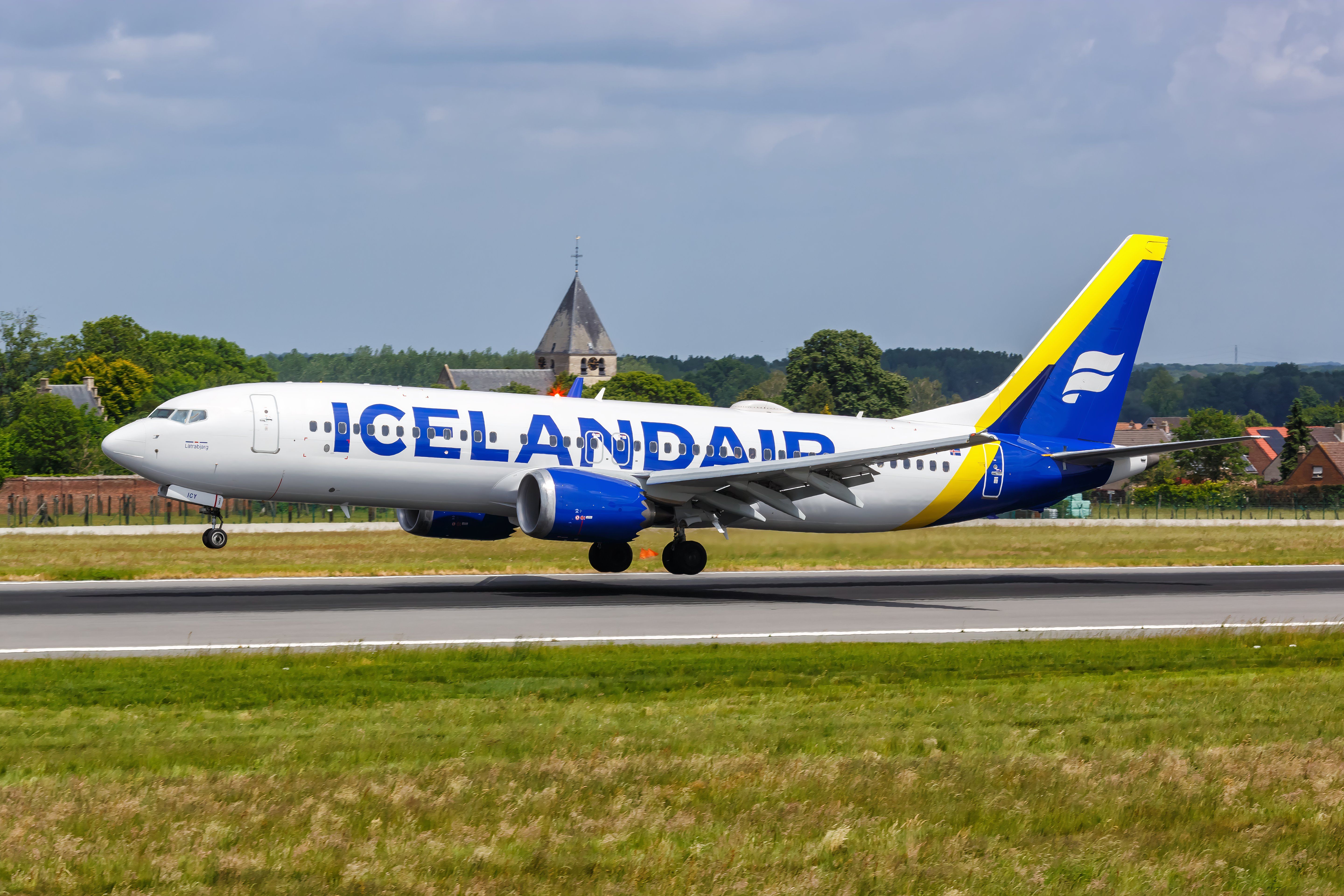 Icelandair Boeing 737-max-8 landing