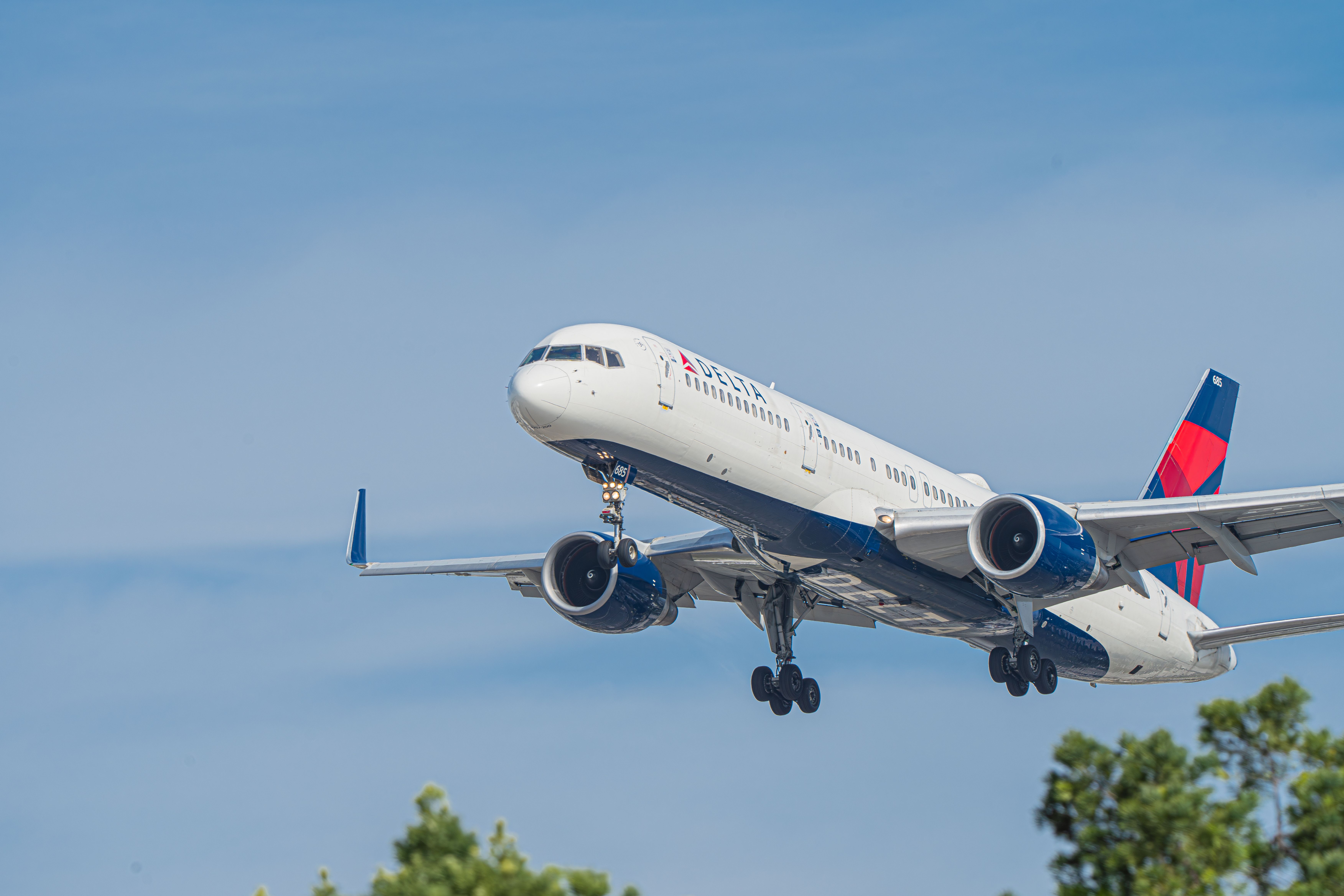 Delta Air Lines Boeing 757-232 (N685DA) landing at John Wayne Airport.