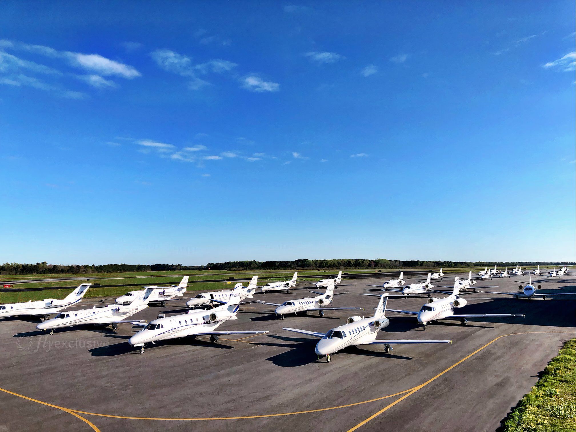 Multiple aircraft in Kinston _FlyExclusive