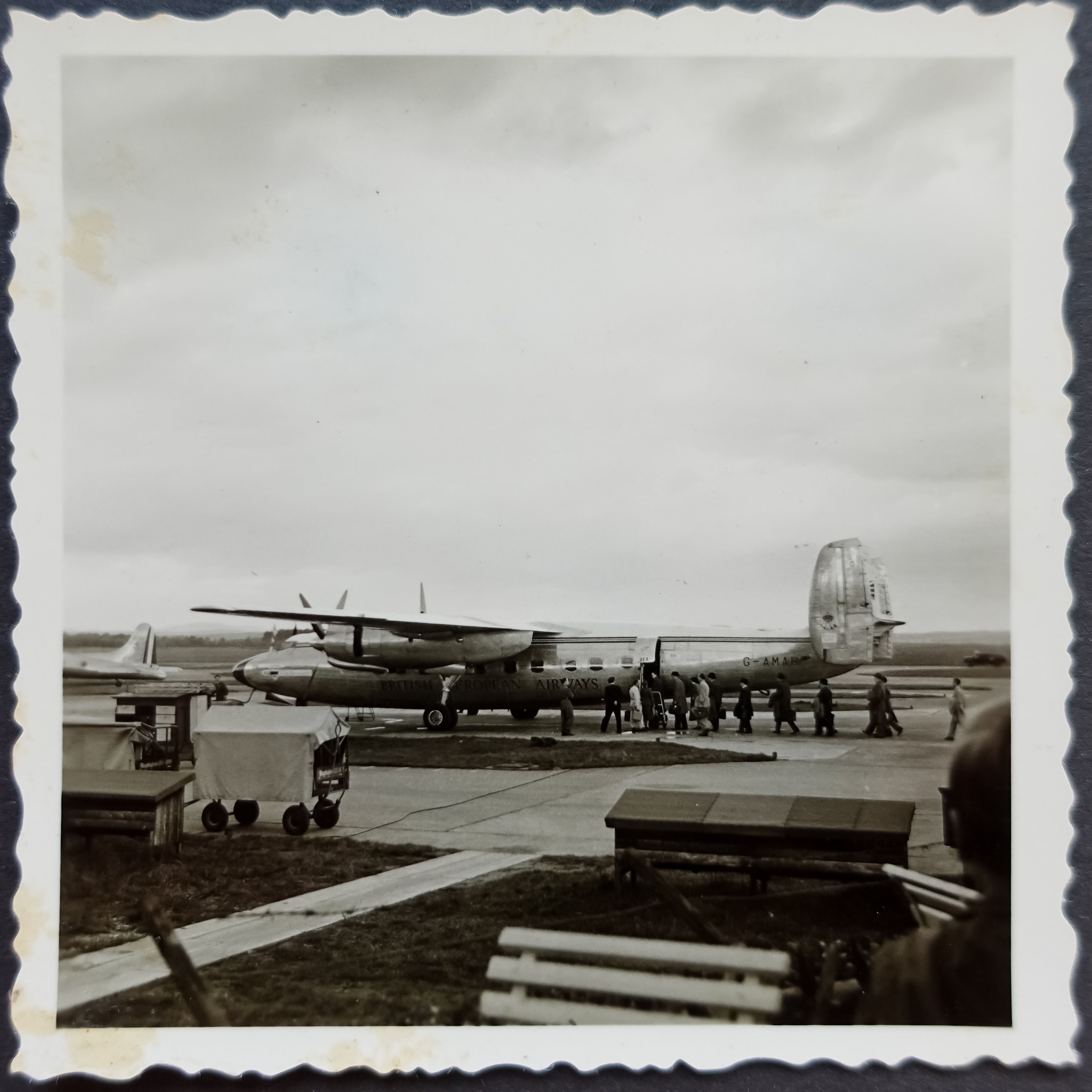 Passagiere_boarden_ein_Flugzeug_G-AMAH_Airspeed_Ambassador_der_British_European_Airways_1954.