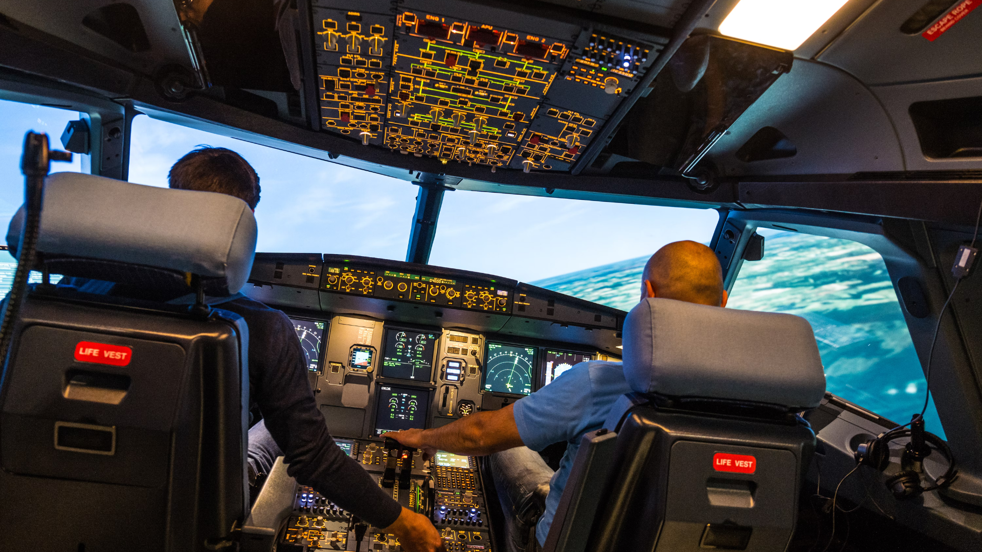 Pilots train in an aircraft flight simulator FI