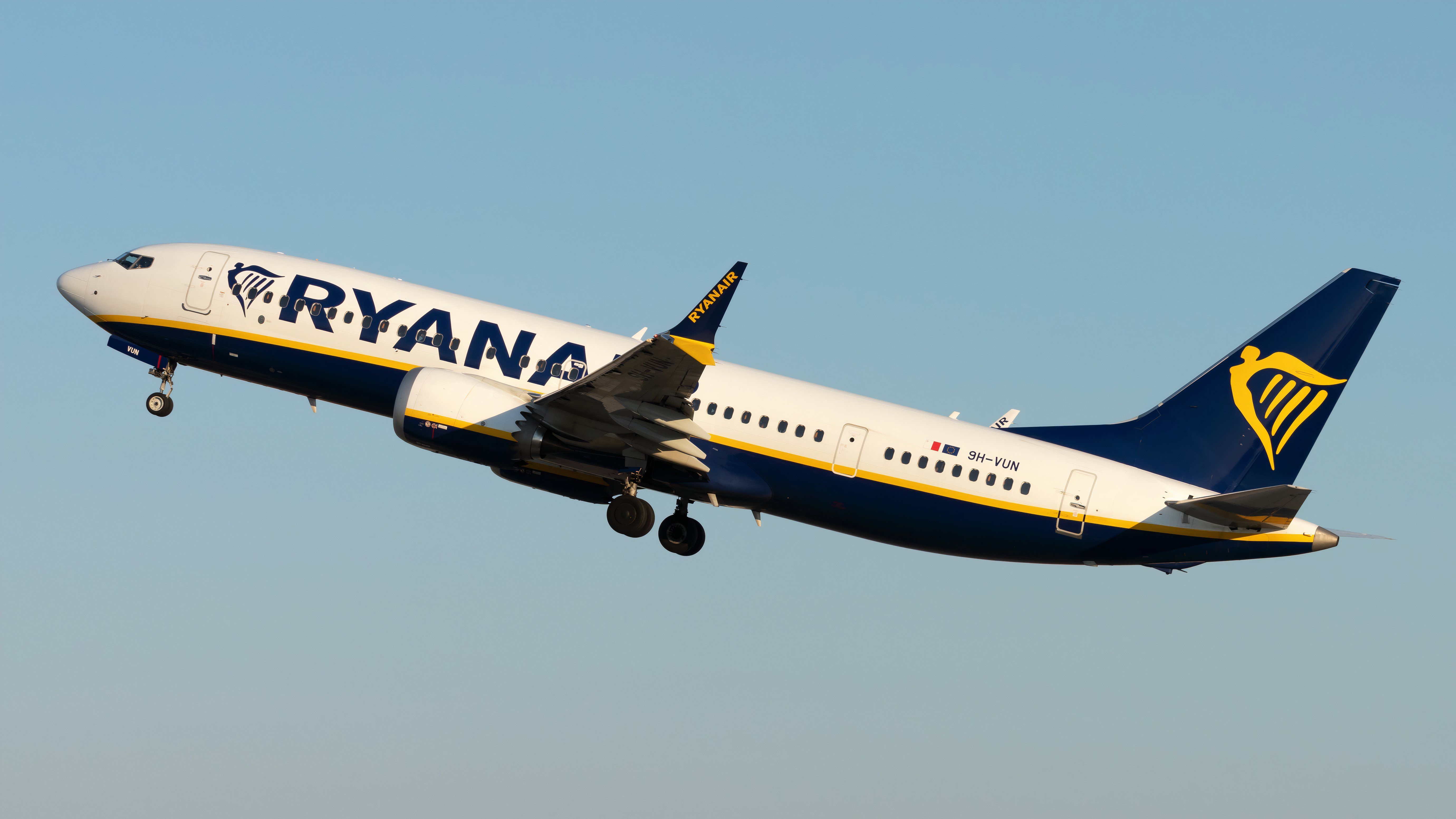 Ryanair Boeing 737 MAX 8-200 by Vincenzo Pace from SF 169