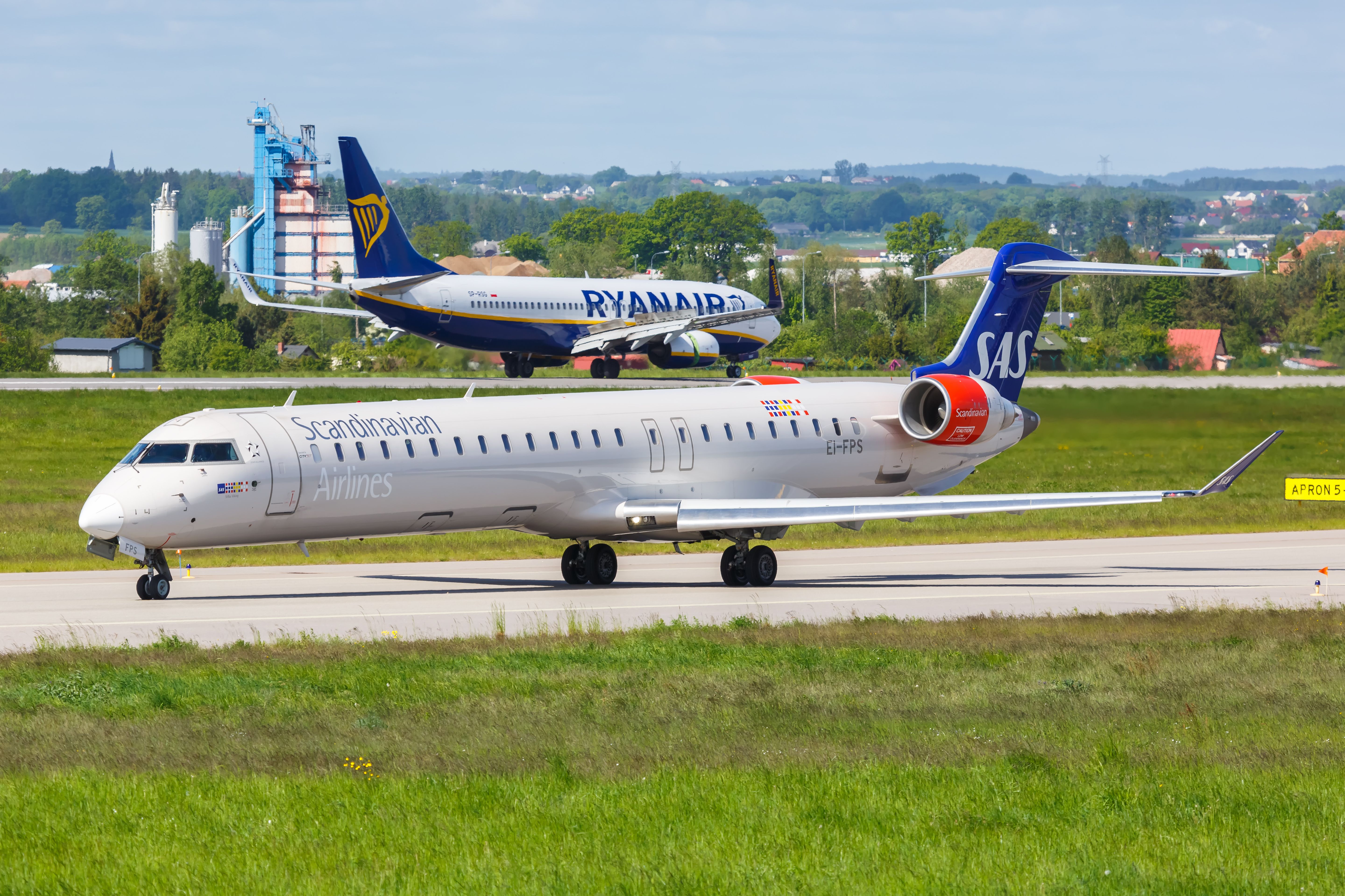 SAS Mitsubishi CRJ900 taxiing shutterstock_1663665196