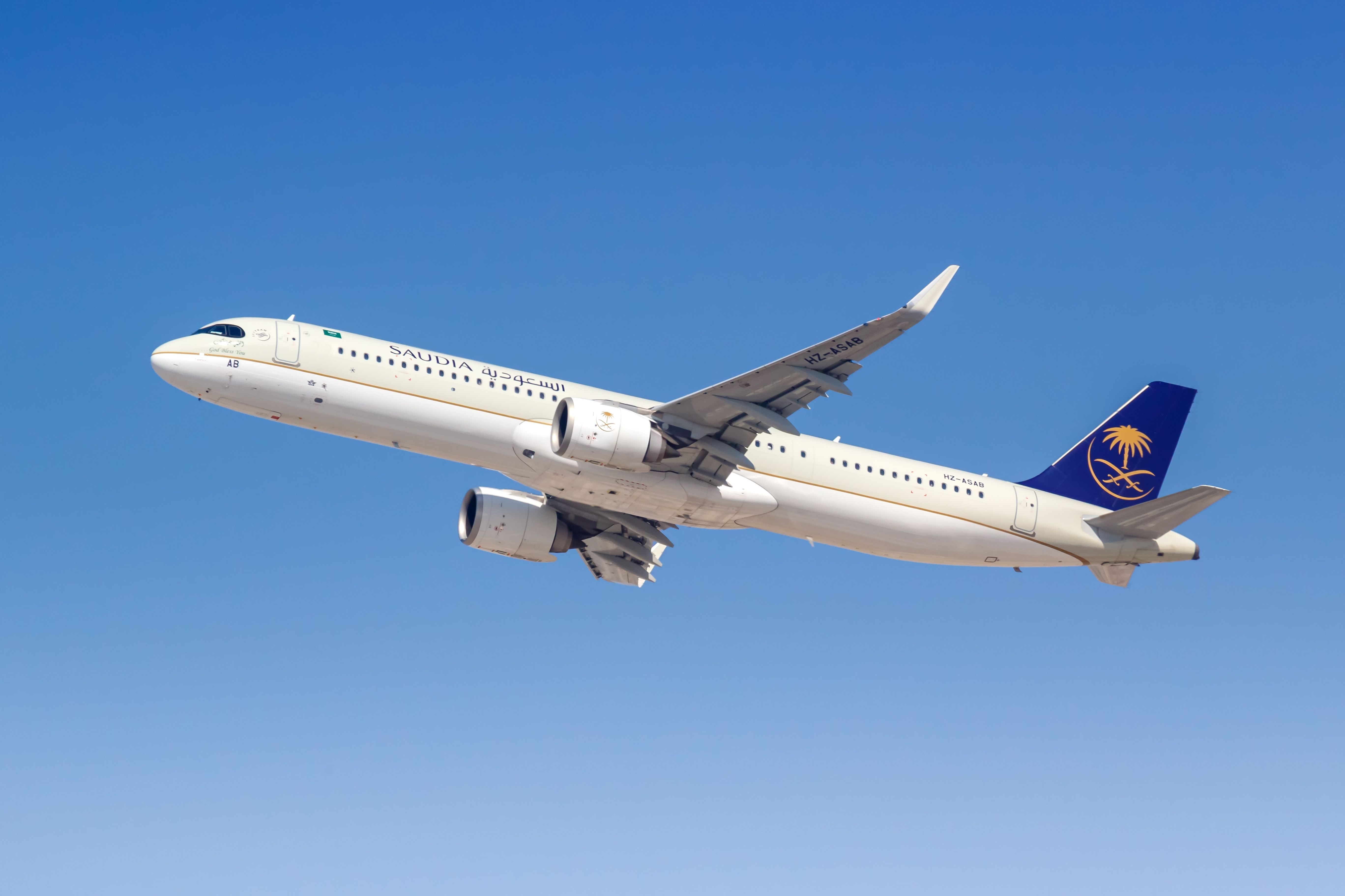 沙烏地阿拉伯航空空中巴士 A321neo 離開杜拜國際機場 DXBShutterstock_2462662467
