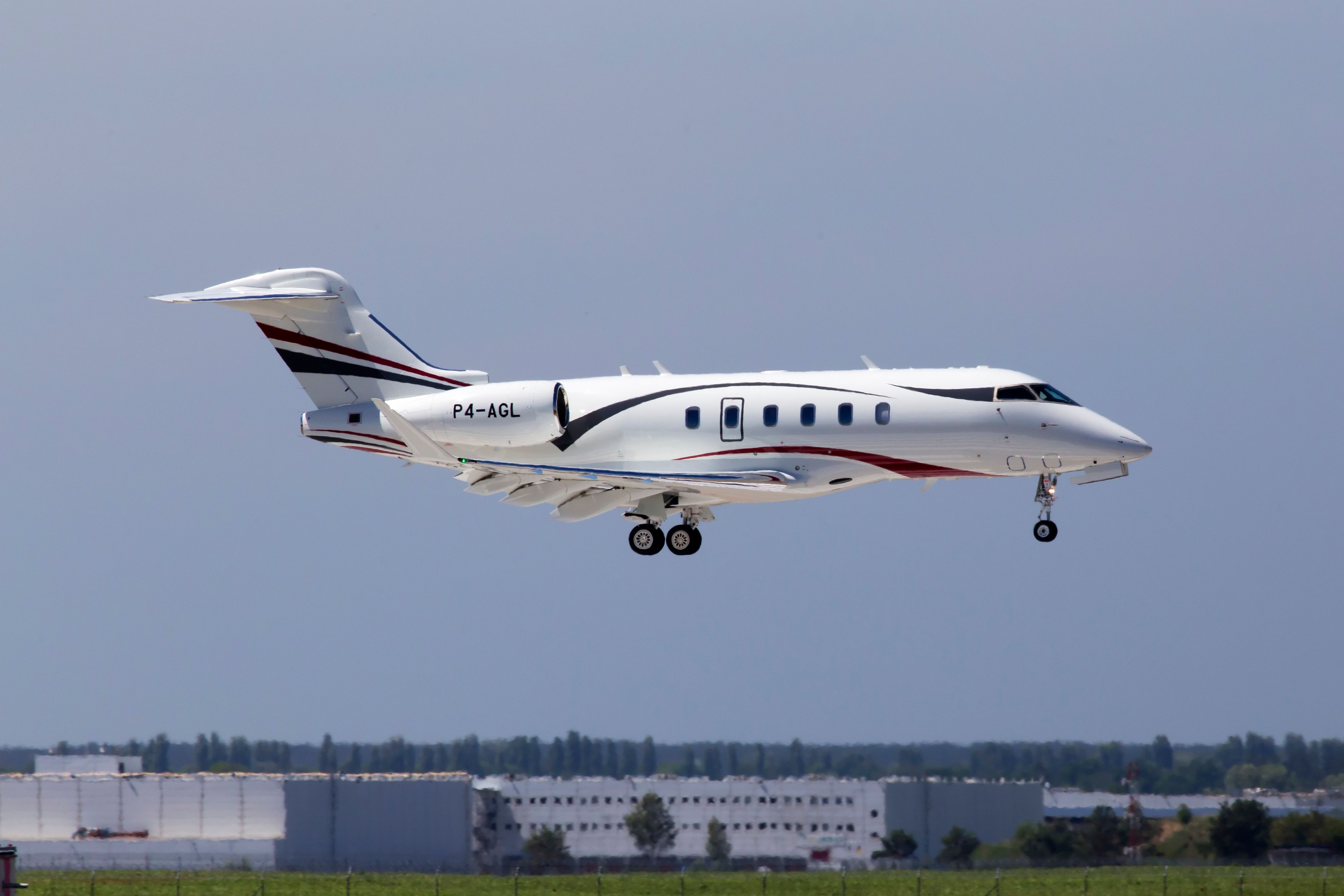 Challenger 350 on final