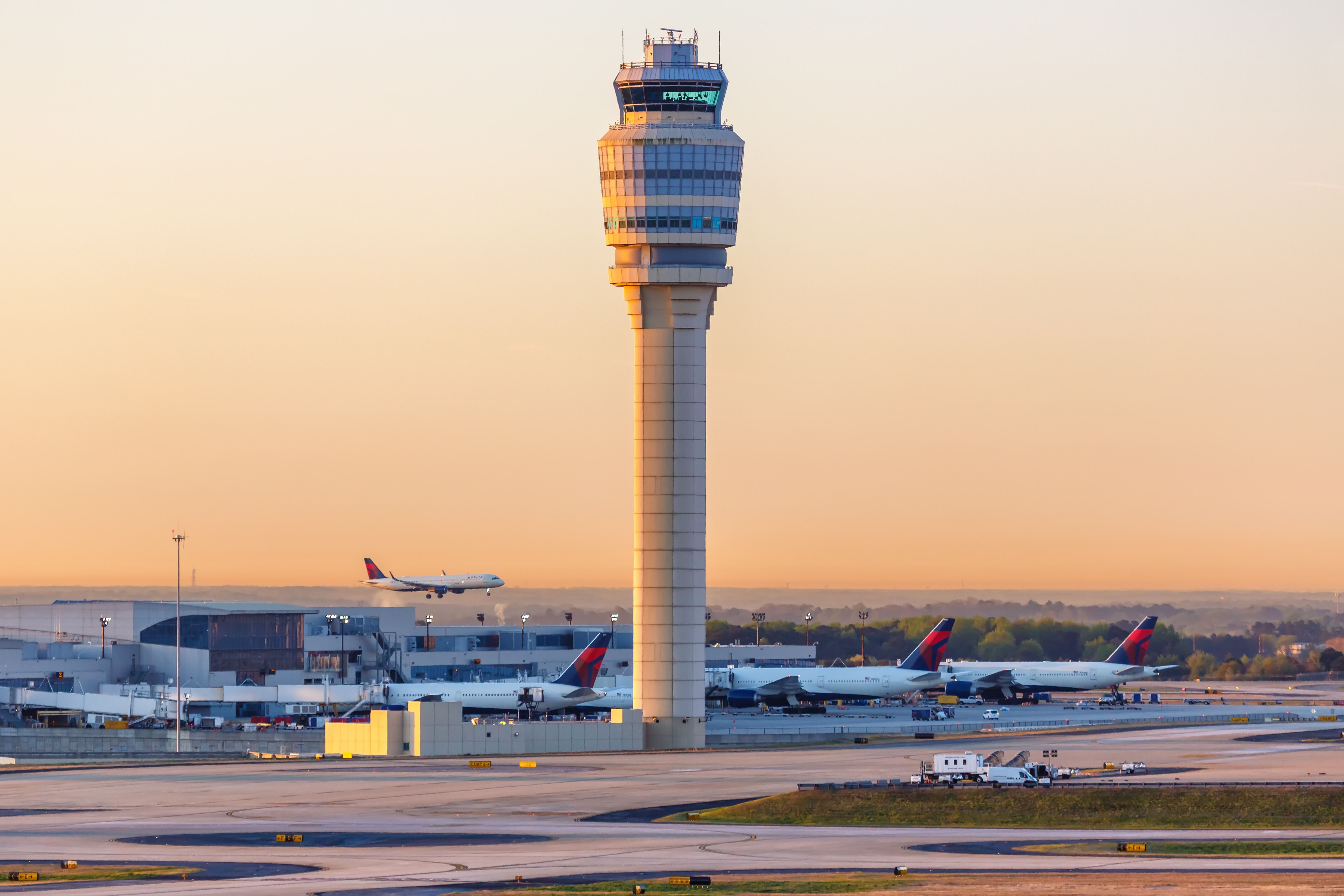 5 Unique Air Traffic Control Towers At US Airports That Stand Out From ...