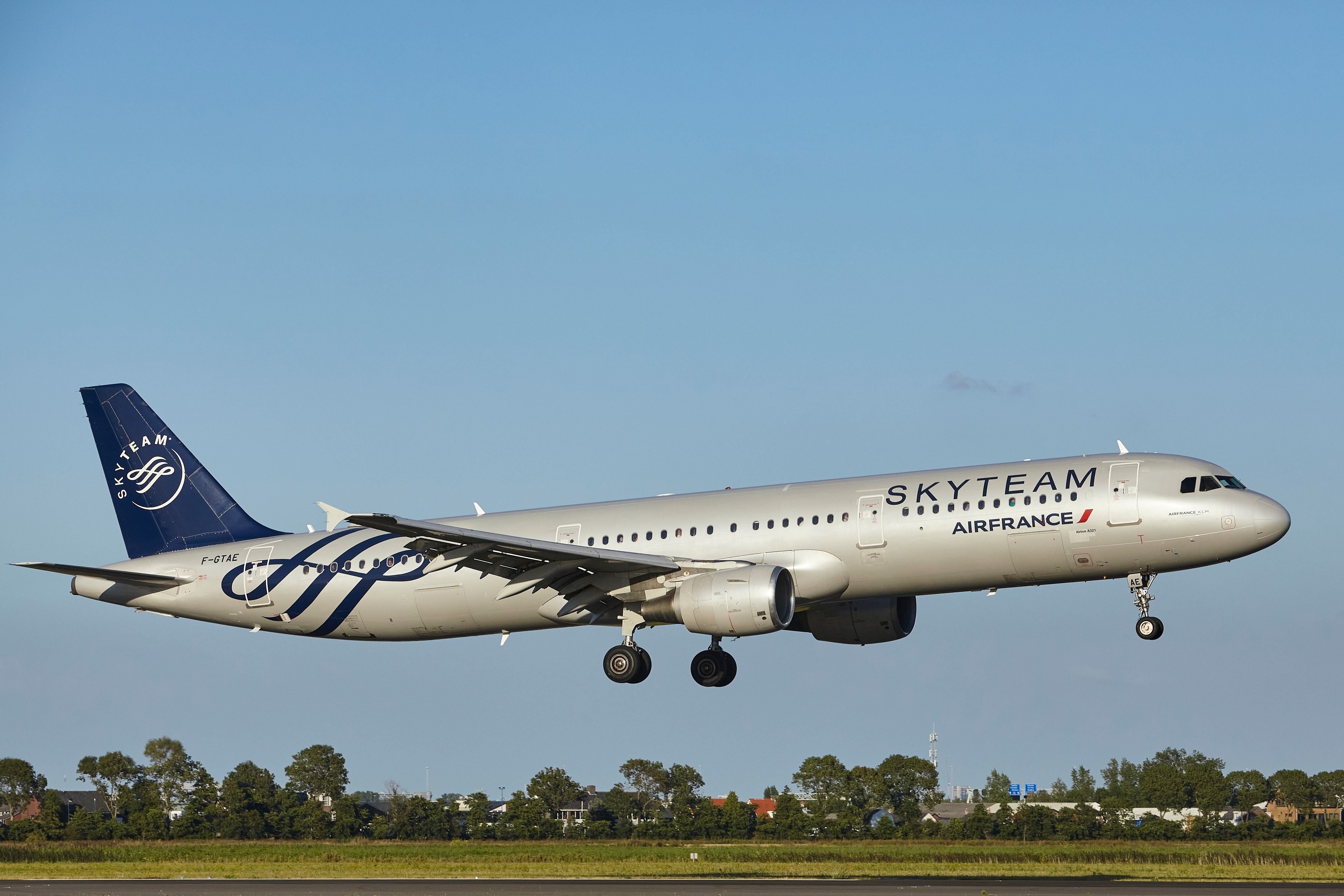 The Airbus A321-212 of Air France (SkyTeam livery) with the identification F-GTAE lands at Amsterdam Airport Schiphol