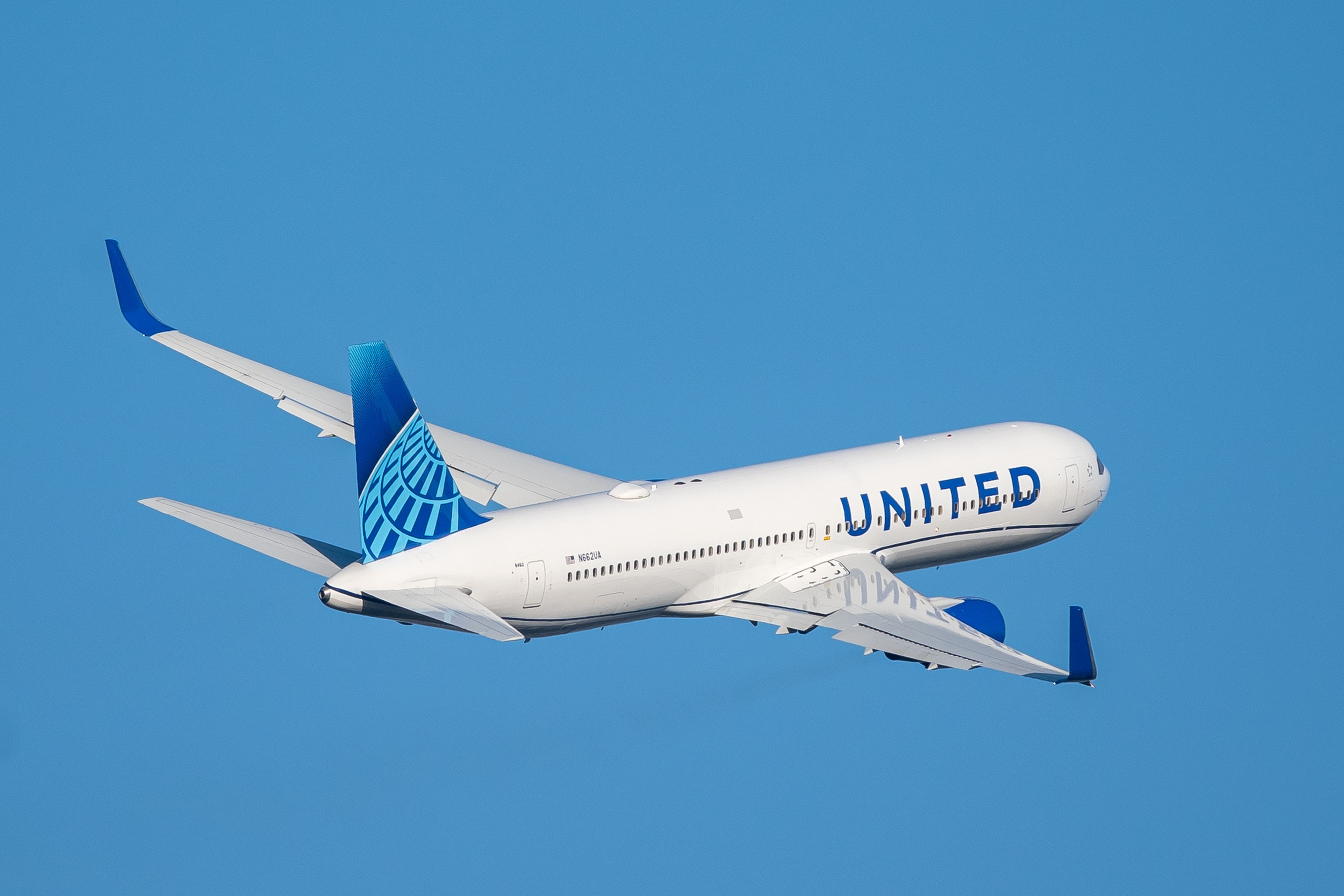 A United Airlines Boeing Boeing 767-322(ER) N662UA taking off