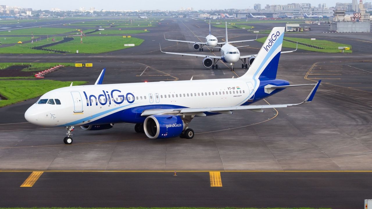 Um Airbus A321neo da IndiGo é visto taxiando no Aeroporto de Mumbai