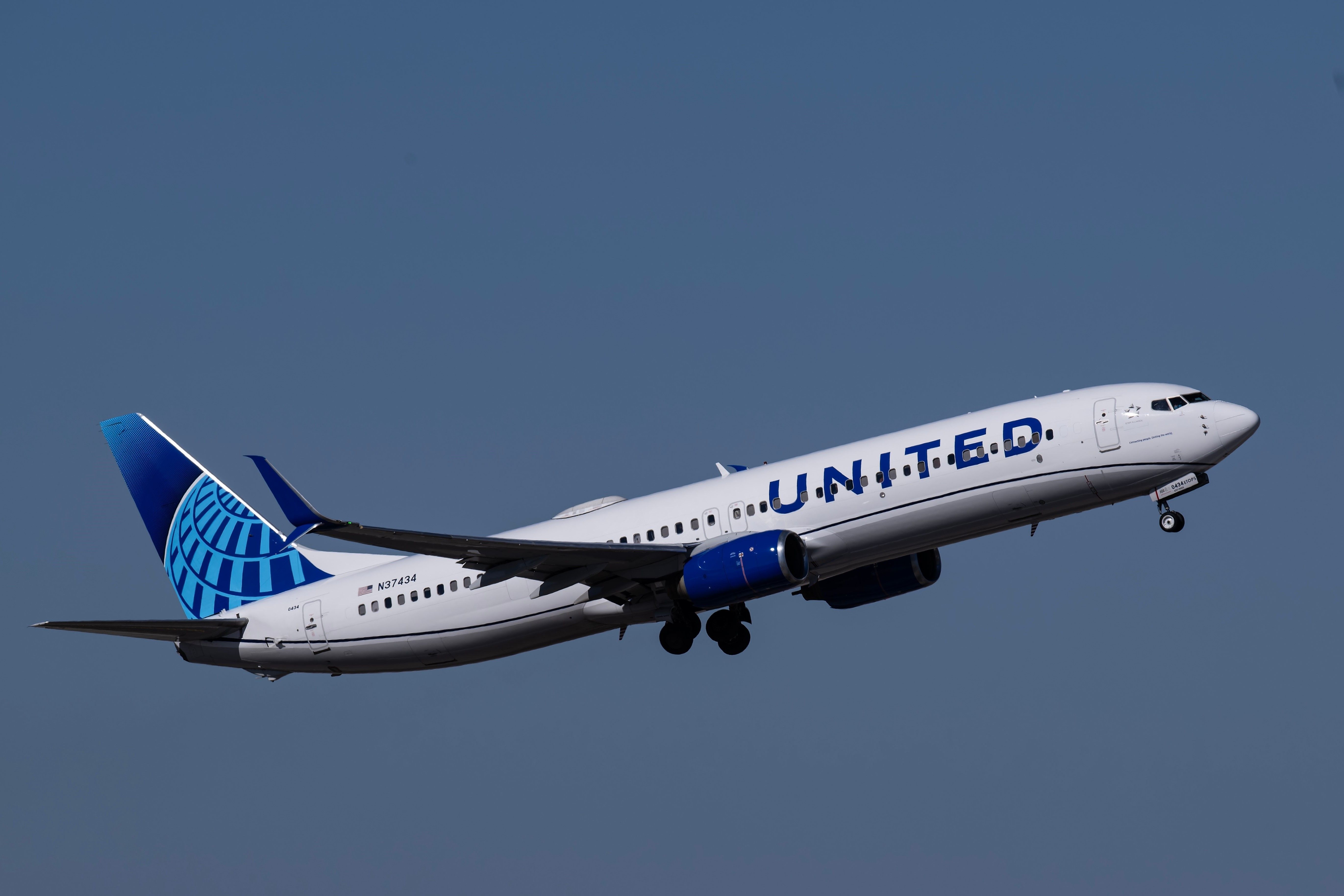 United Airlines Boeing 737-900ER Departing Phoenix