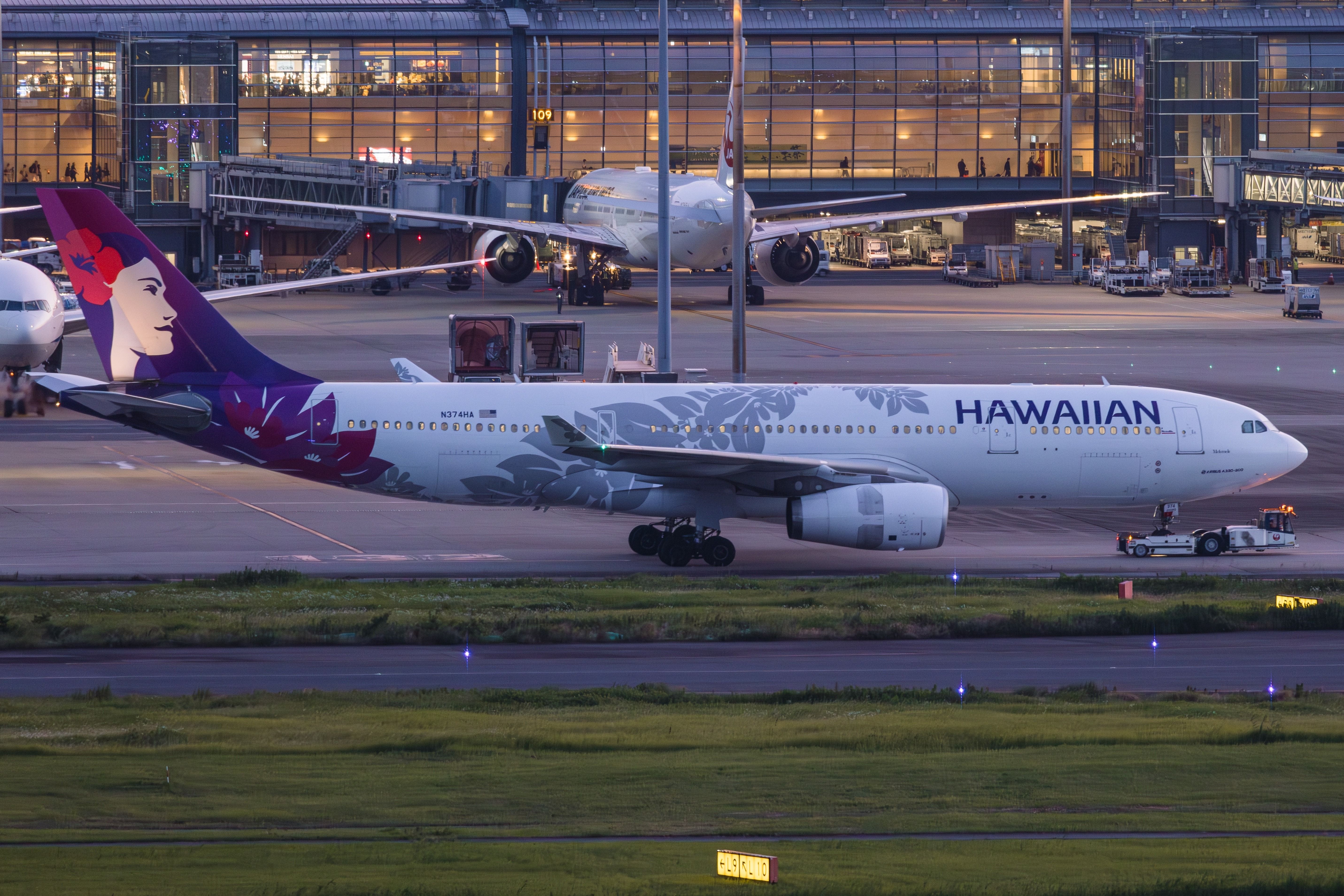 Hawaiian Airlines Airbus A330-200 (N374HA) at Haneda Airport.