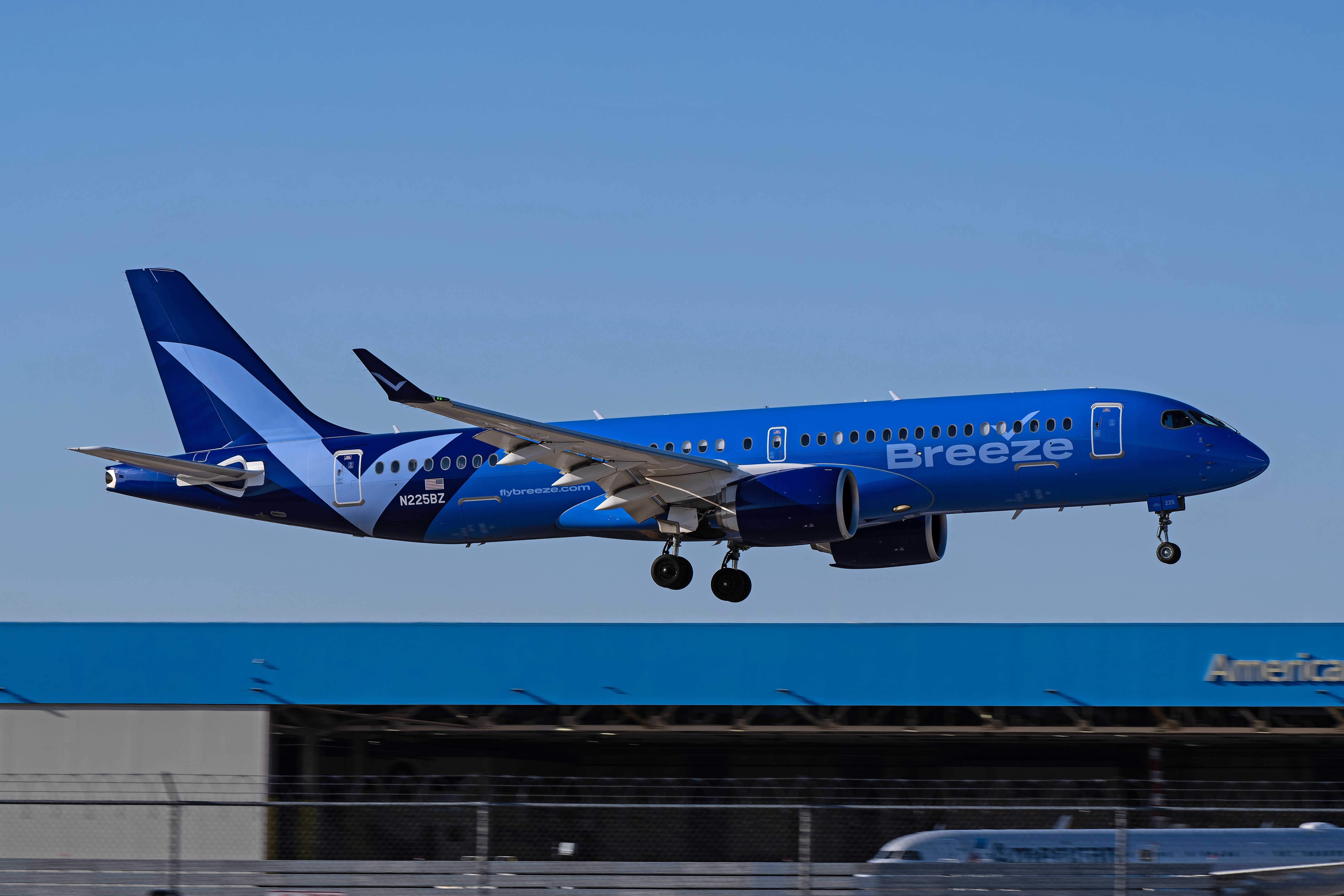 Breeze Airways Airbus A220-300 N225BZ landing at Phoenix Sky Harbor International Airport.