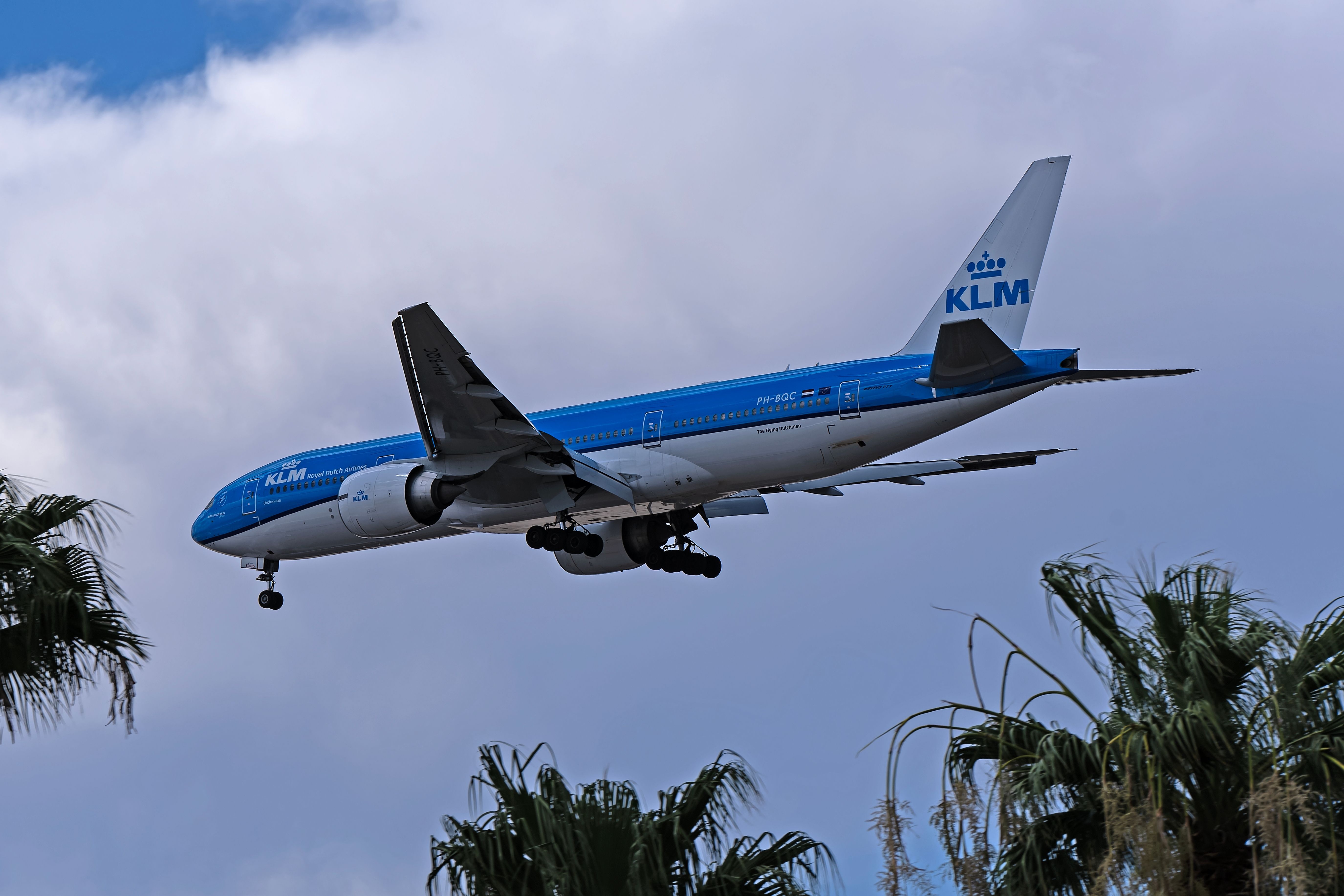 A KLM Boeing 777-200ER landing