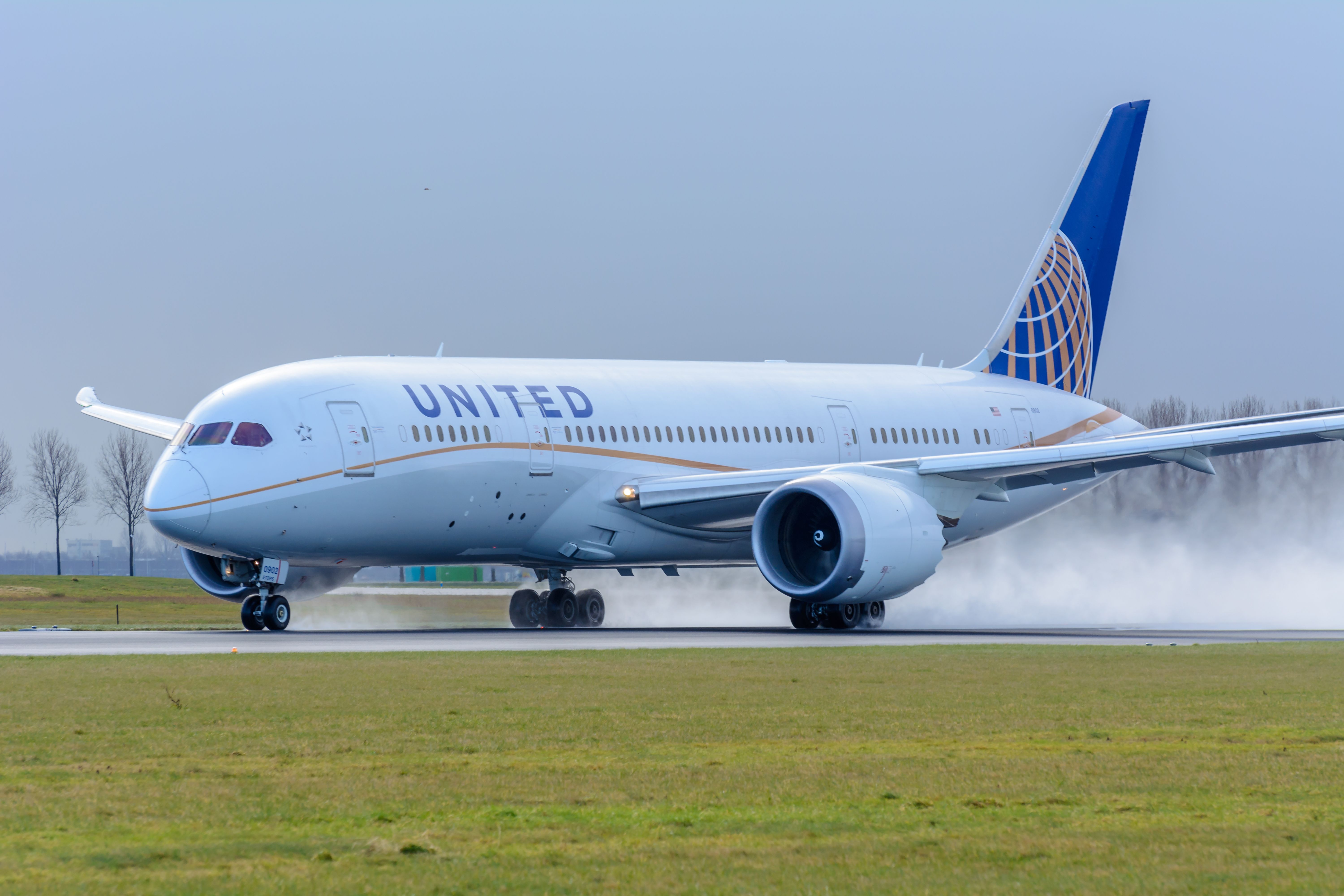 United Airlines Boeing 787-8 Dreamliner taking off at Amsterdam Schiphol Airport.