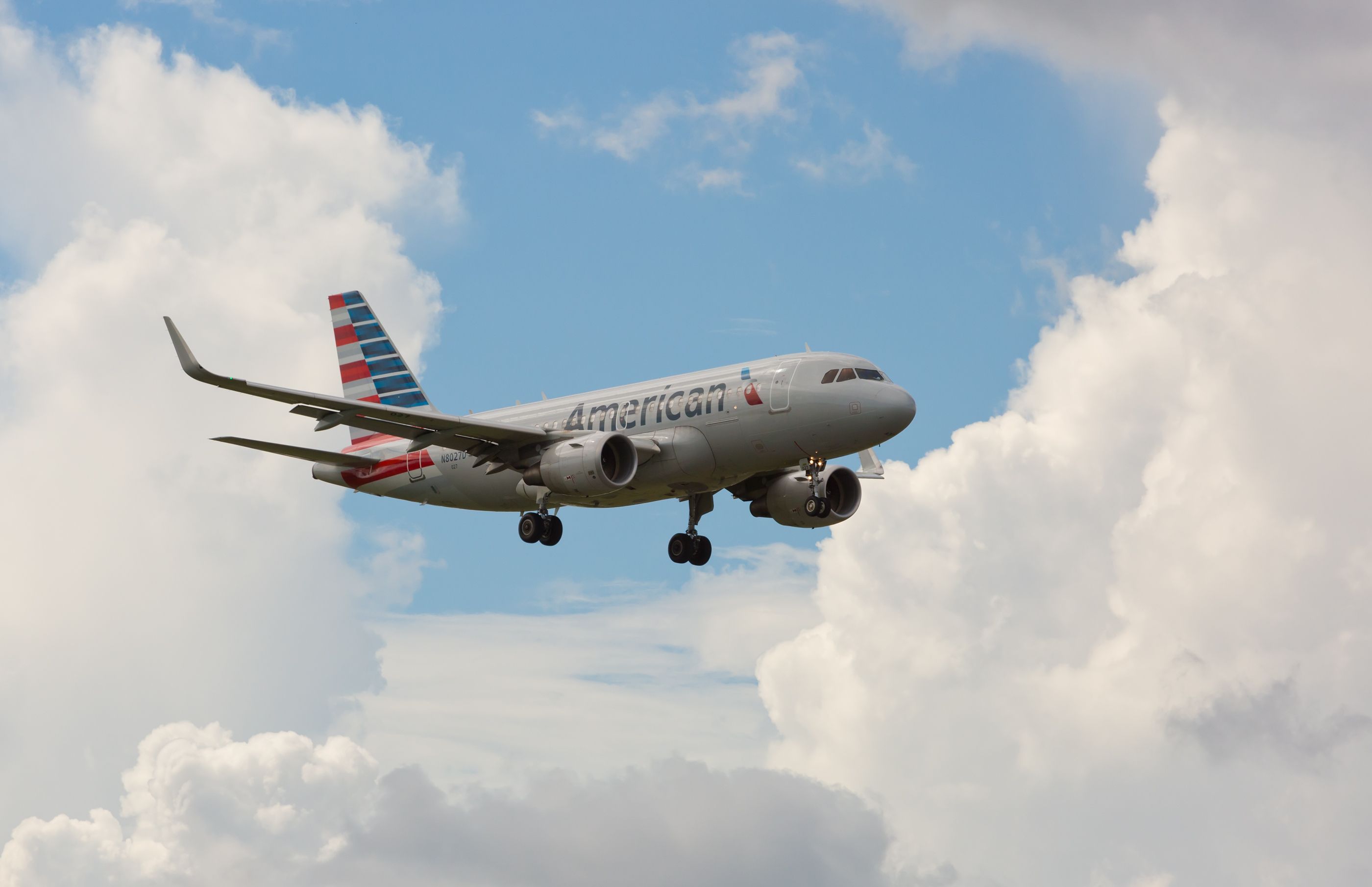 American Airlines Airbus A319-115 (N8027D) landing at Miami International Airport.