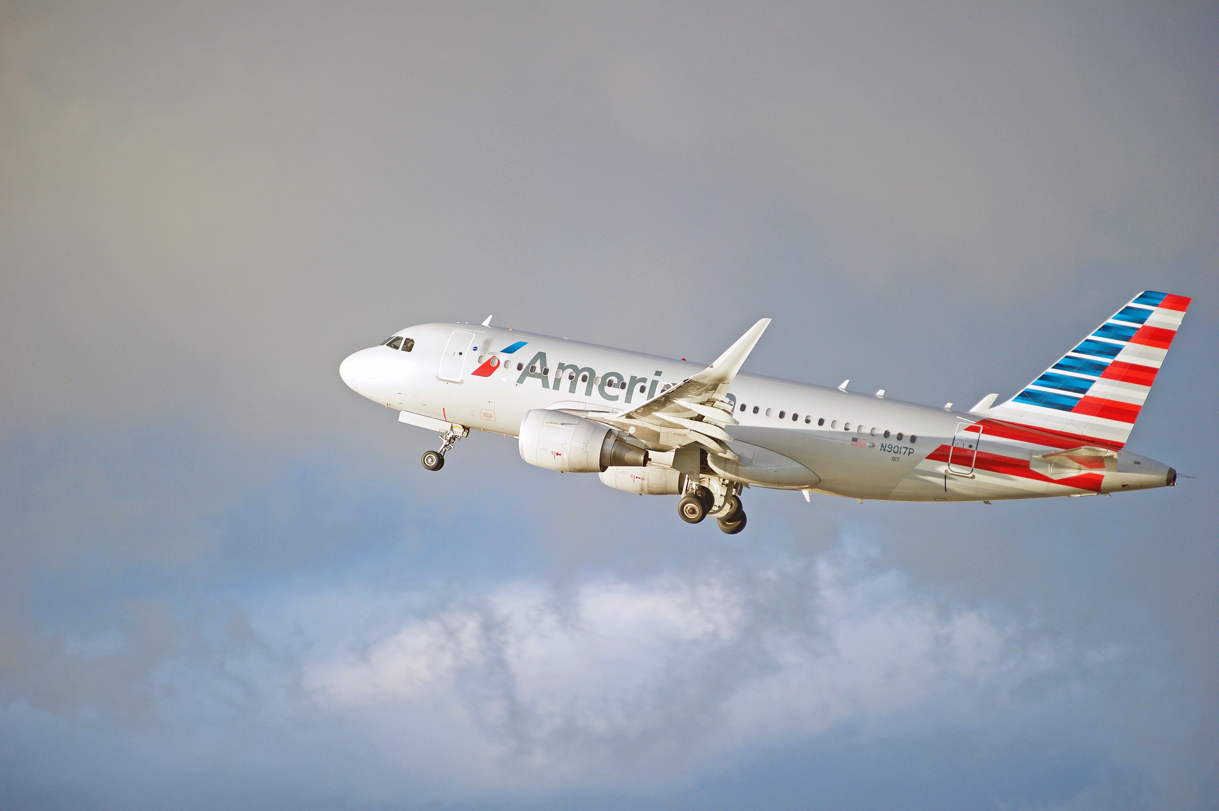 American Airlines Airbus A319 (N9017P) taking off from Los Angeles International Airport.