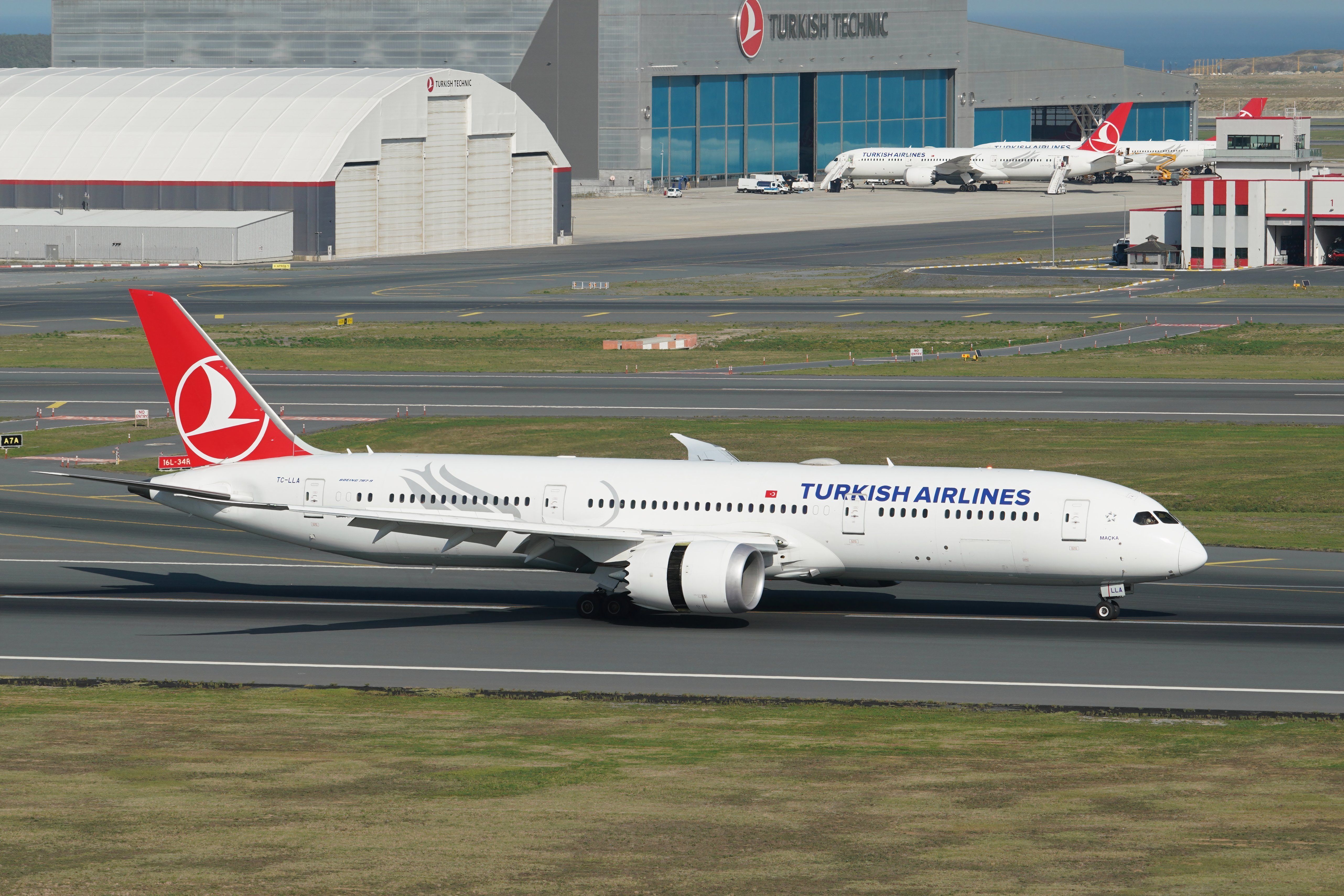 Turkish Airlines 787-9 rolling out shutterstock_2387967811