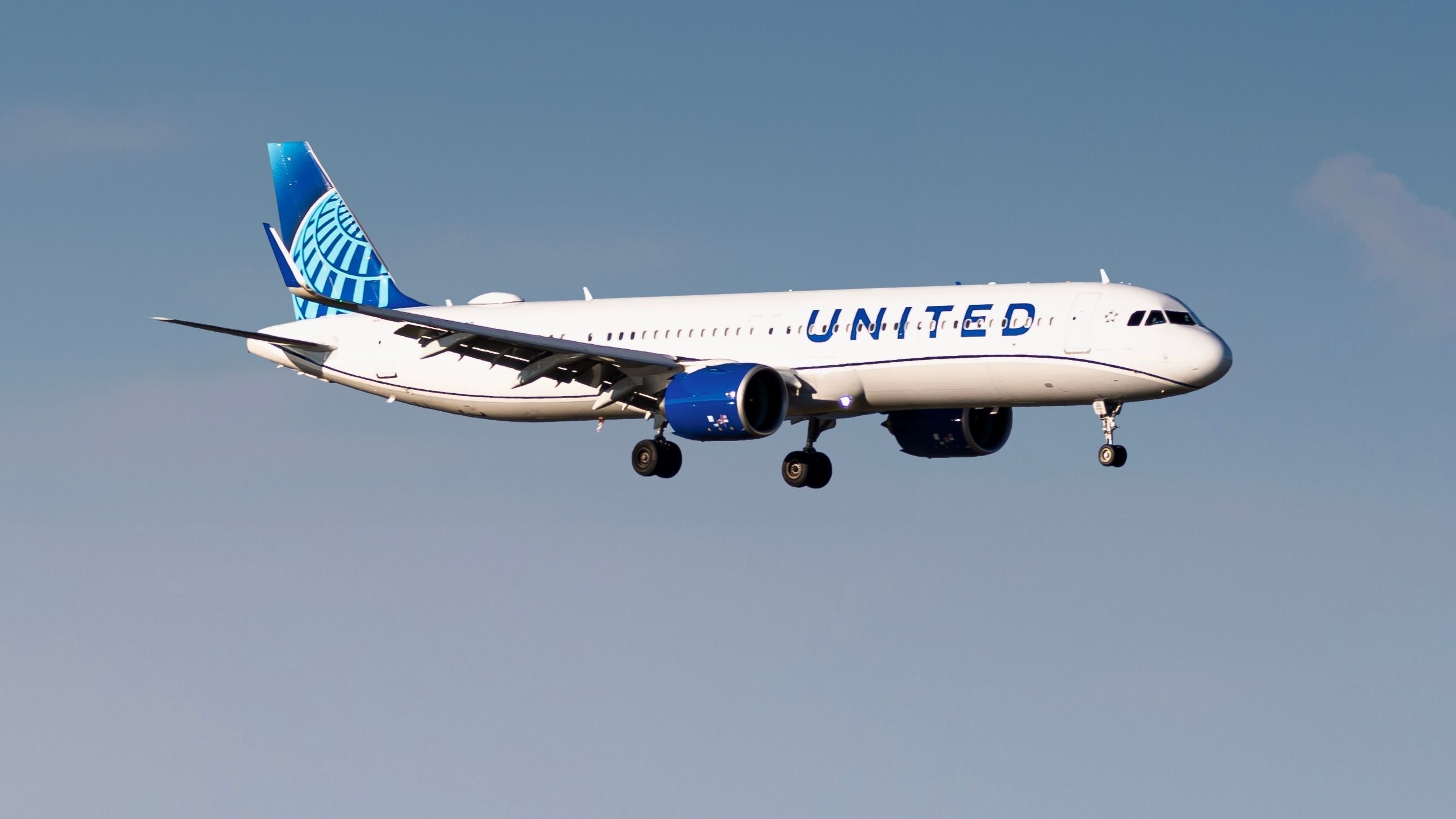 United Airlines Airbus A321neo landing at DCA shutterstock_2507141089