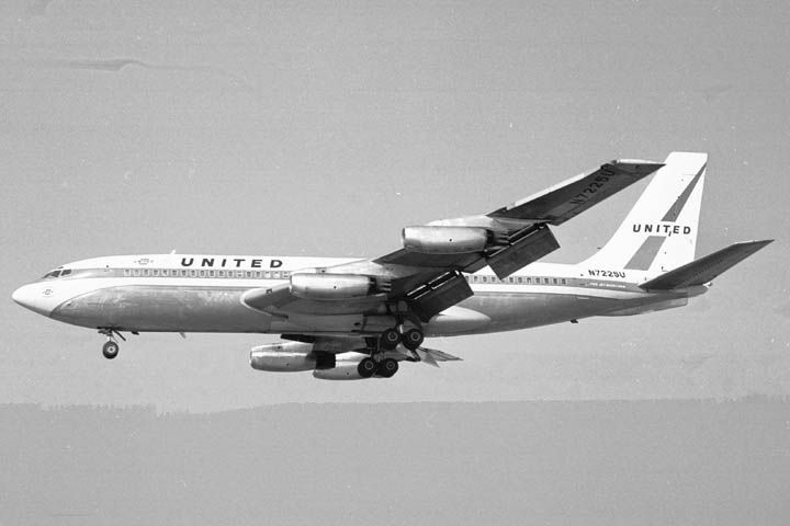 United Airlines Boeing 720