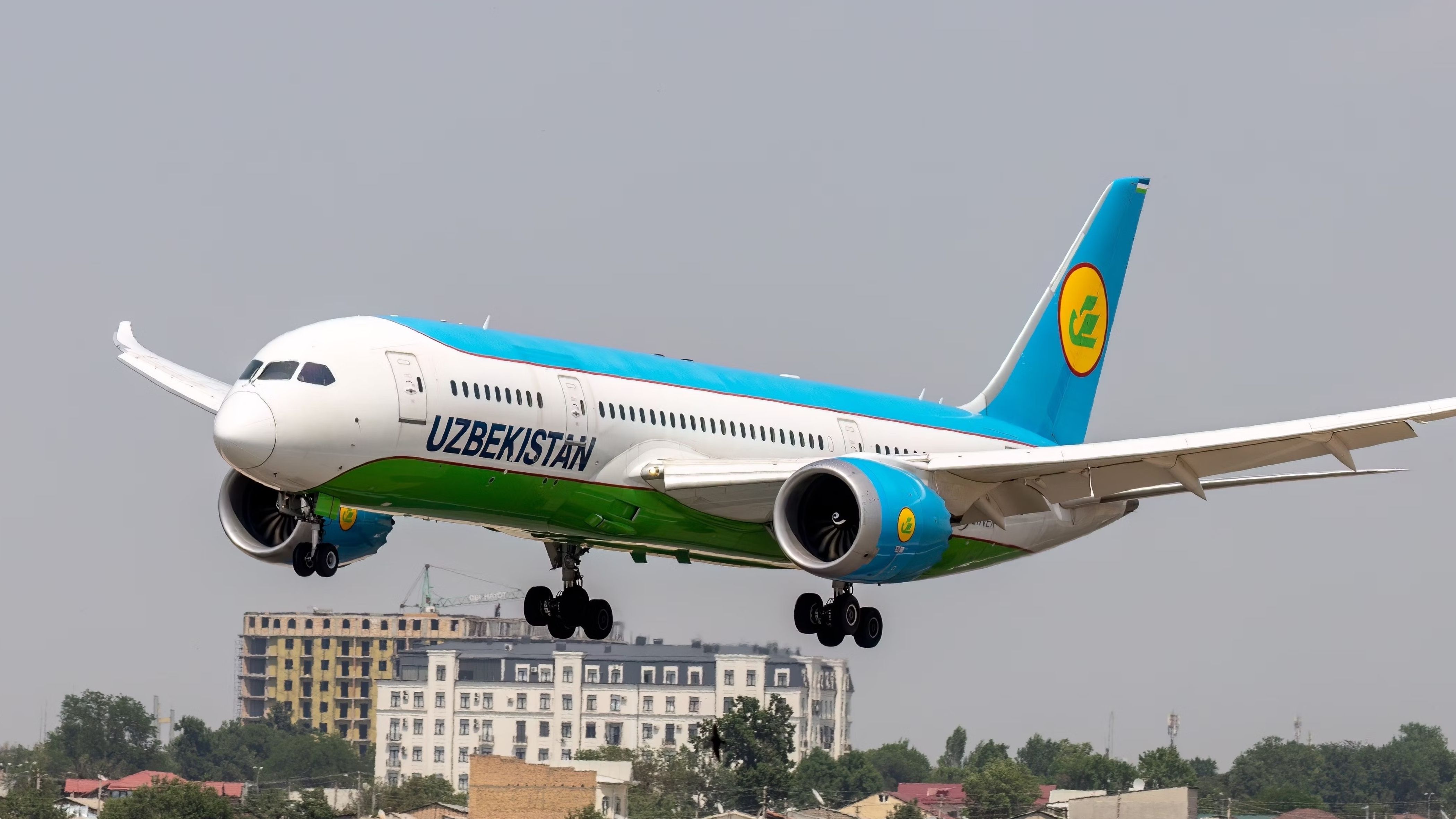 uzbekistan-airways-787-8-landing1