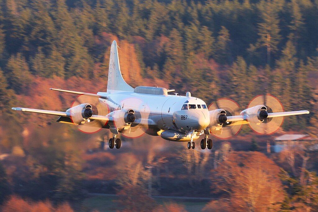 EP-3E_Landing_at_NAS_Whidbey_Island