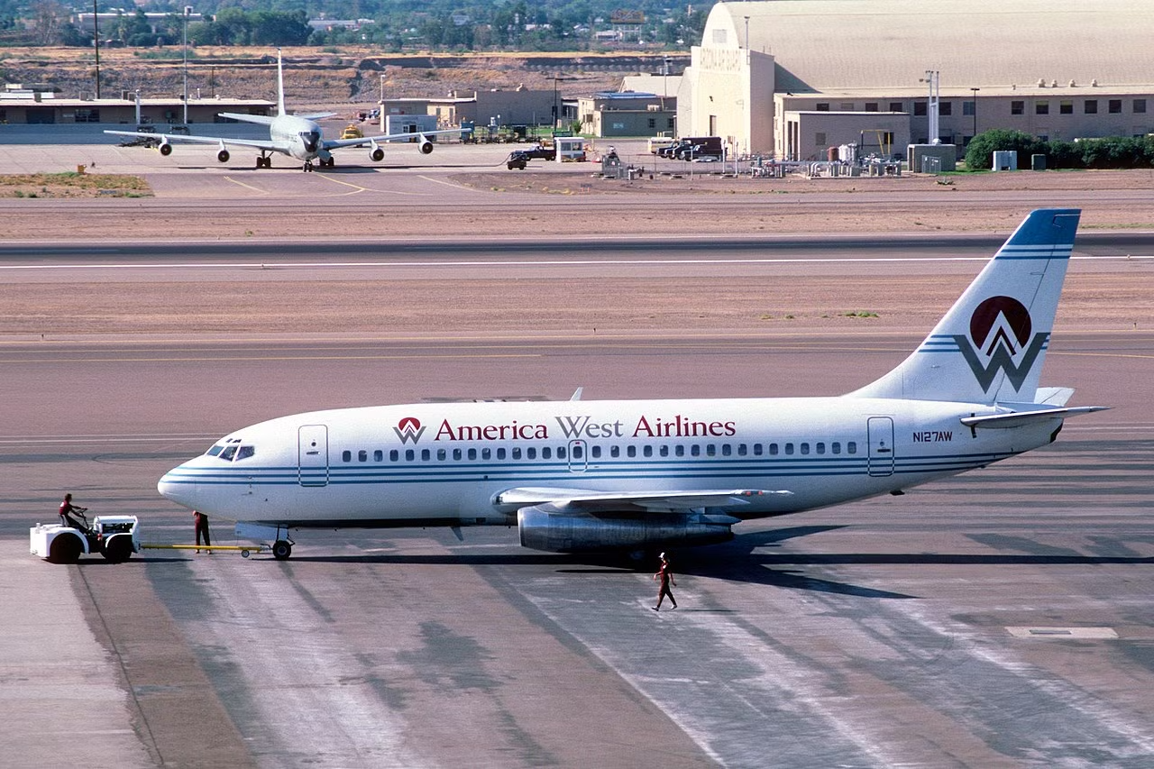 1280px-America_West_Airlines_-_Boeing_737-200_(50432942626)