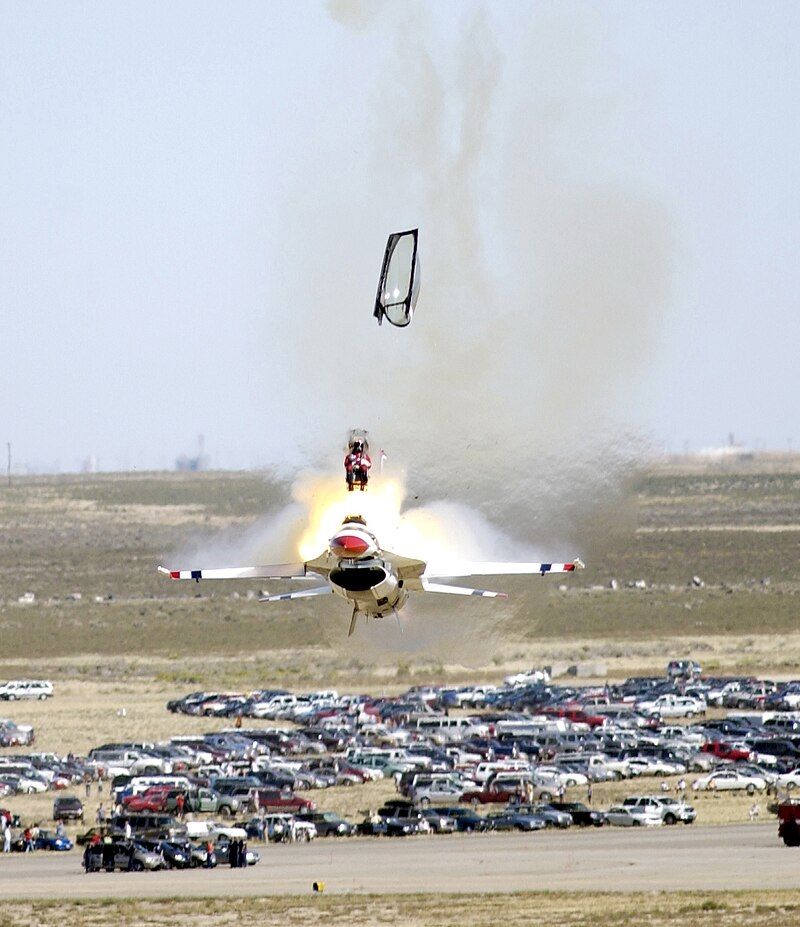 2003_Thunderbirds_Mountain_Home_airshow_crash_ejection