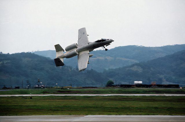 a-9ede01 期間 a-10-thunderbolt-ii 飛機起飛的地對空視圖