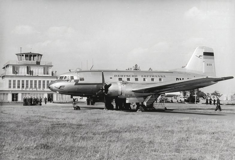 Bundesarchiv_Bild_183-41100-0006,_Leipzig,_Flughafen,_Flugzeug