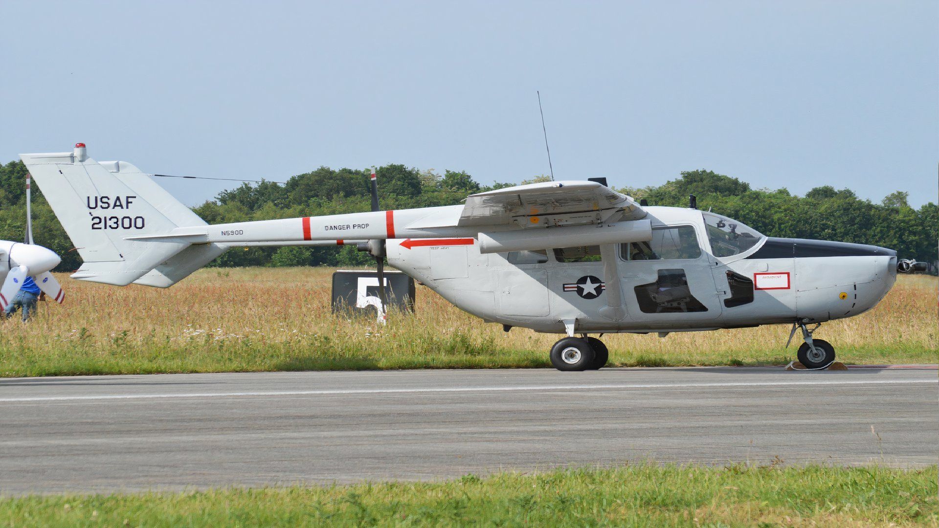 Cessna_O-2A_Skymaster_21300_(N590D)