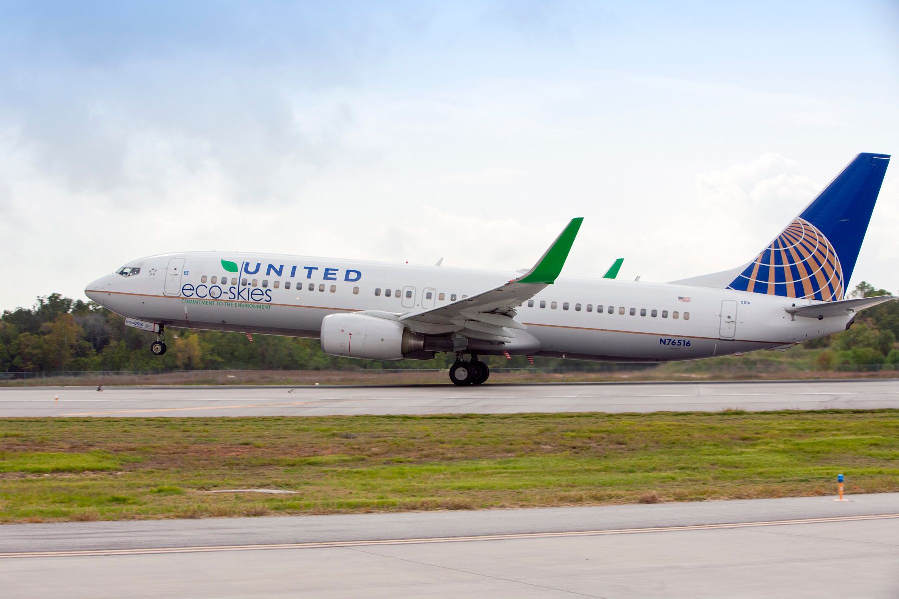 United Boeing 737 in special Eco Skies livery