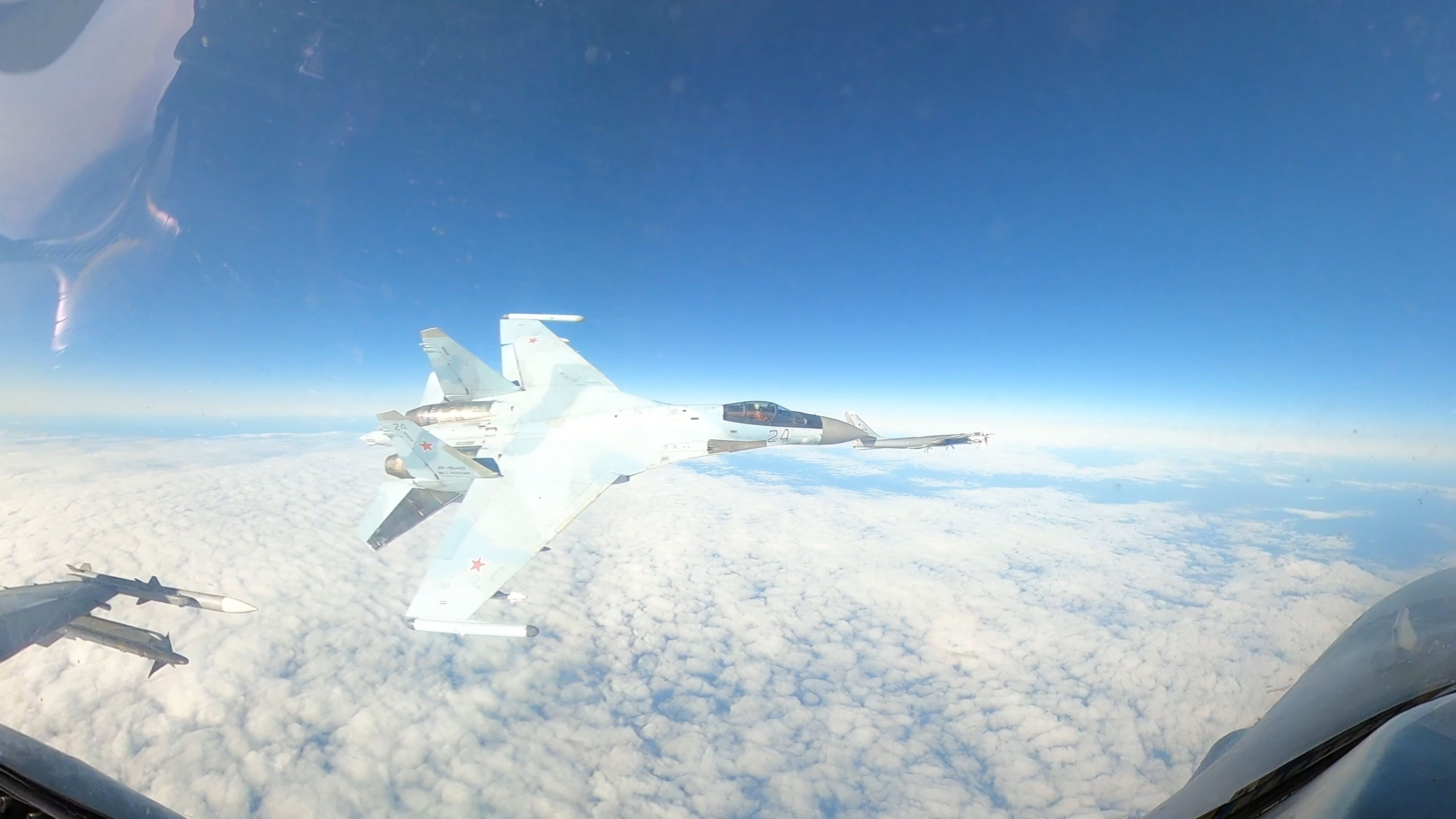 Russian Su-35 flying infront of US F-16C