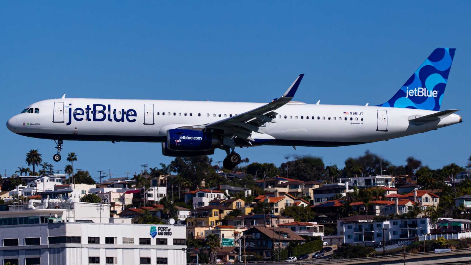 jetblue ​Airbus A321 landing at San Diego