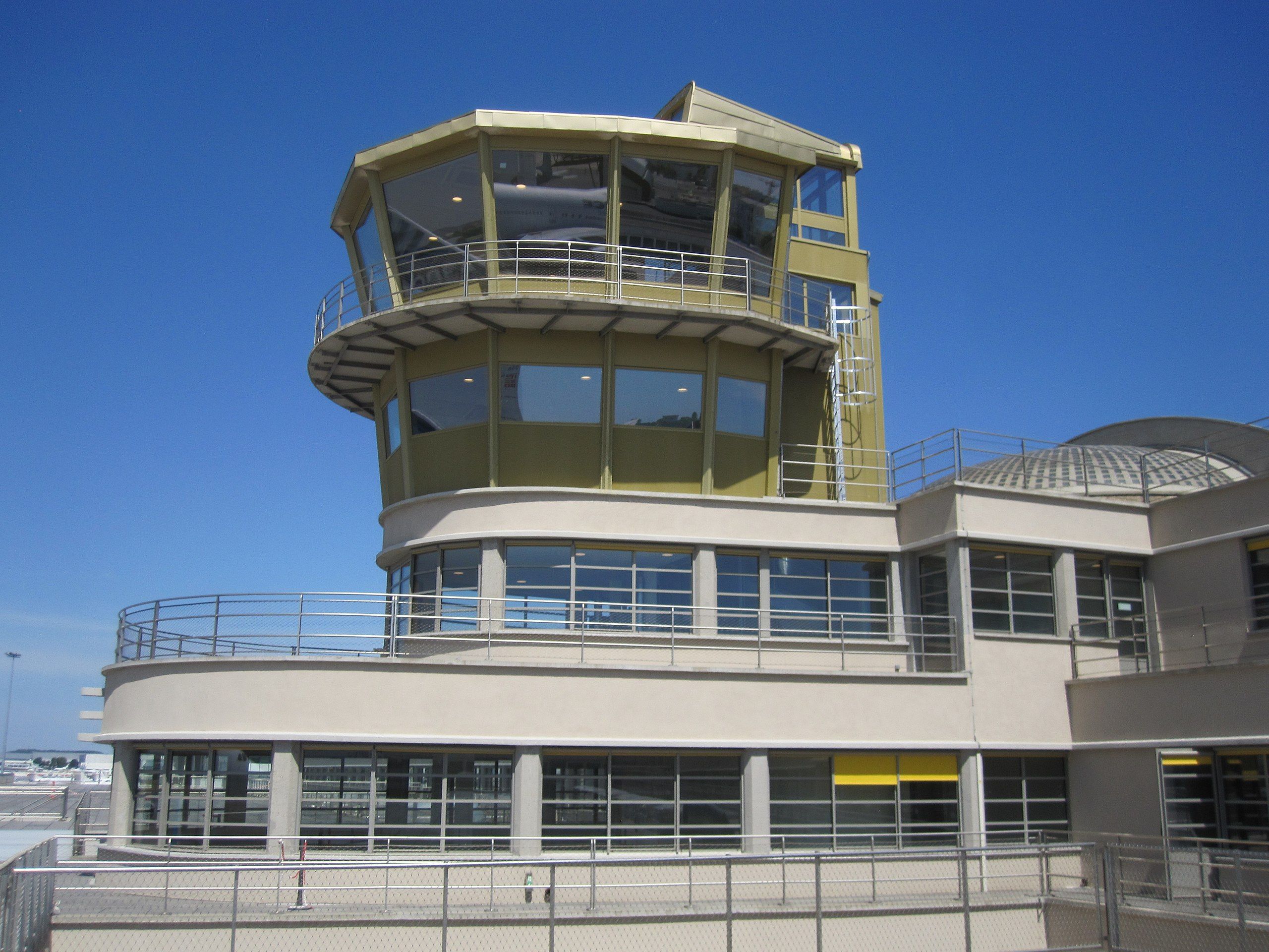 Old_ATC_on_the_Le_Bourget_Terminal