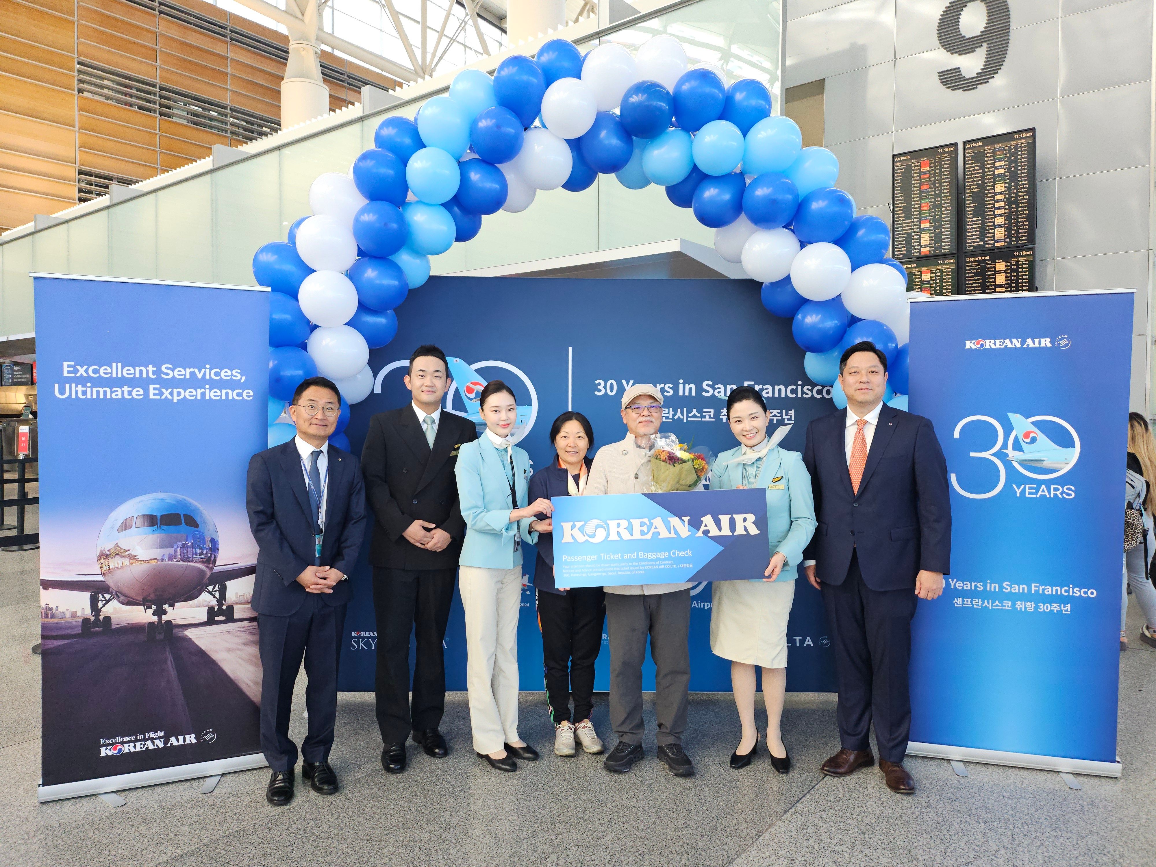 Group photo with winner of round-trip ticket at 30th anniversary celebration of the San Francisco-Seoul Incheon route