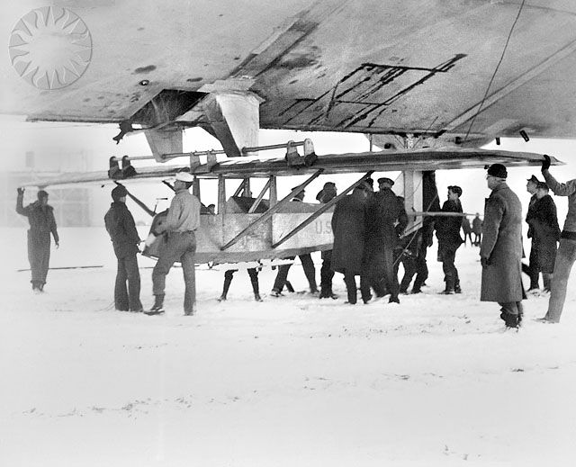 RRG Prüfling glider attached to USS Los Angeles for carriage and drop tests