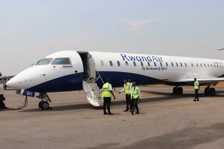 rwandair-crj900-loading