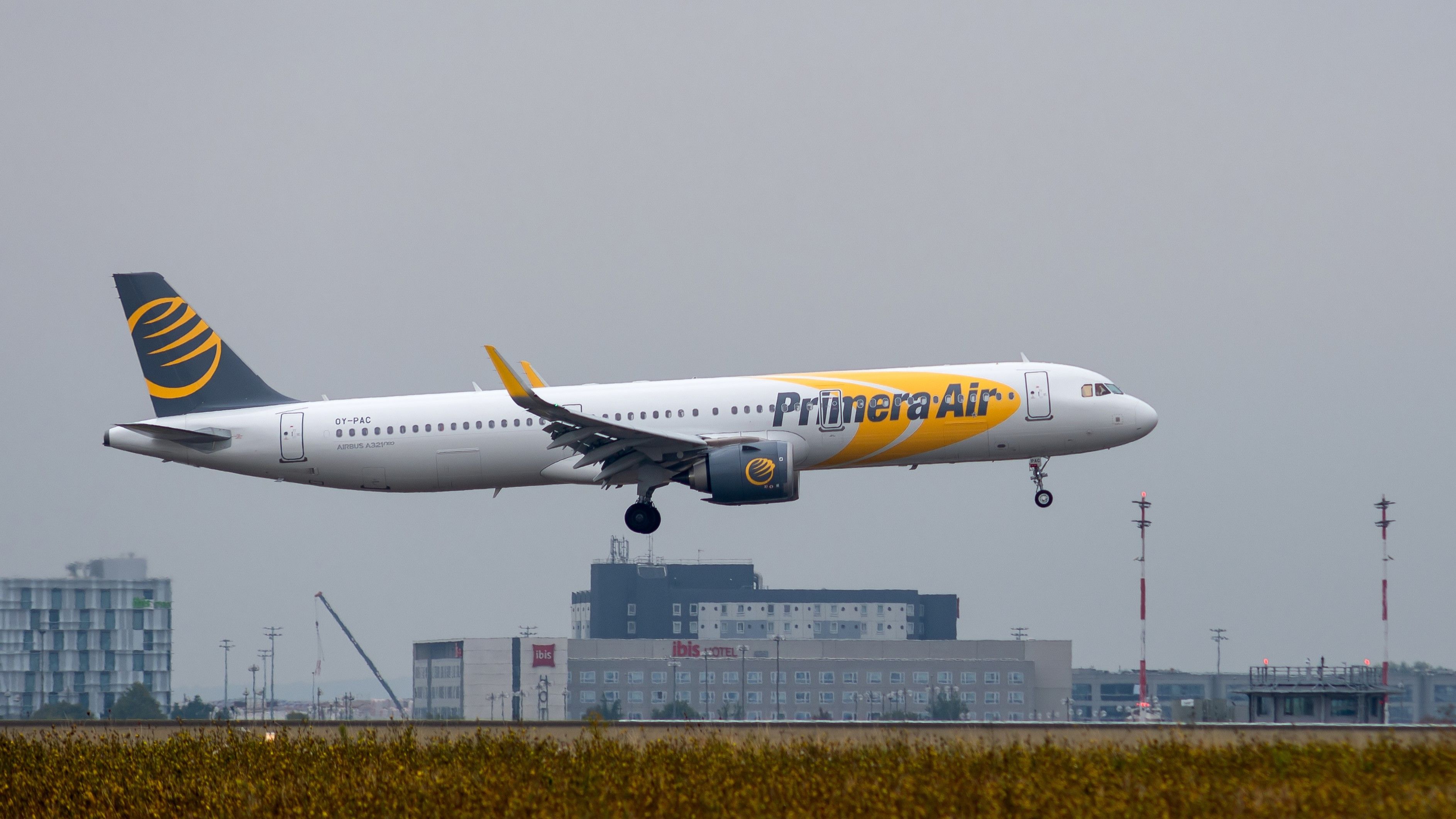 Primera Air Airbus A321neo Landing In Paris