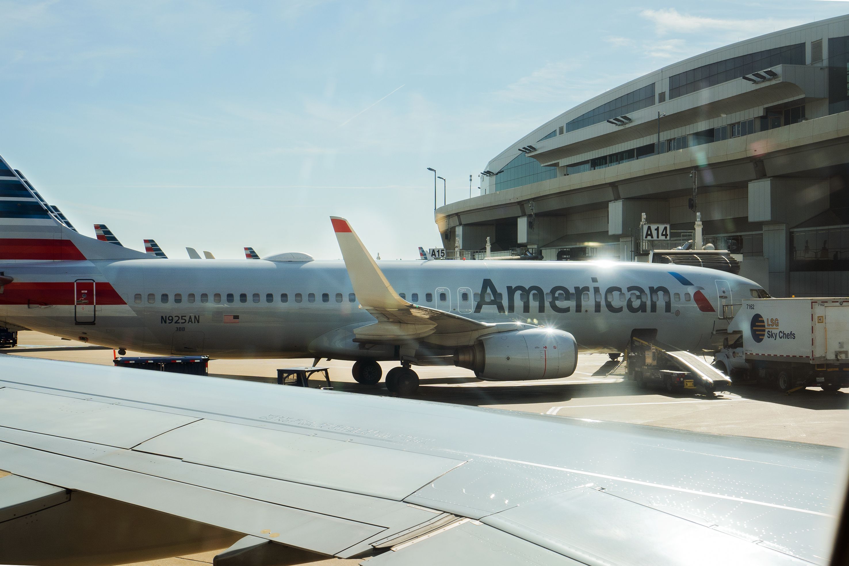 American Airlines Boeing 737-800 (N925AN) at the gate at Dallas/Fort Worth International Aiport.