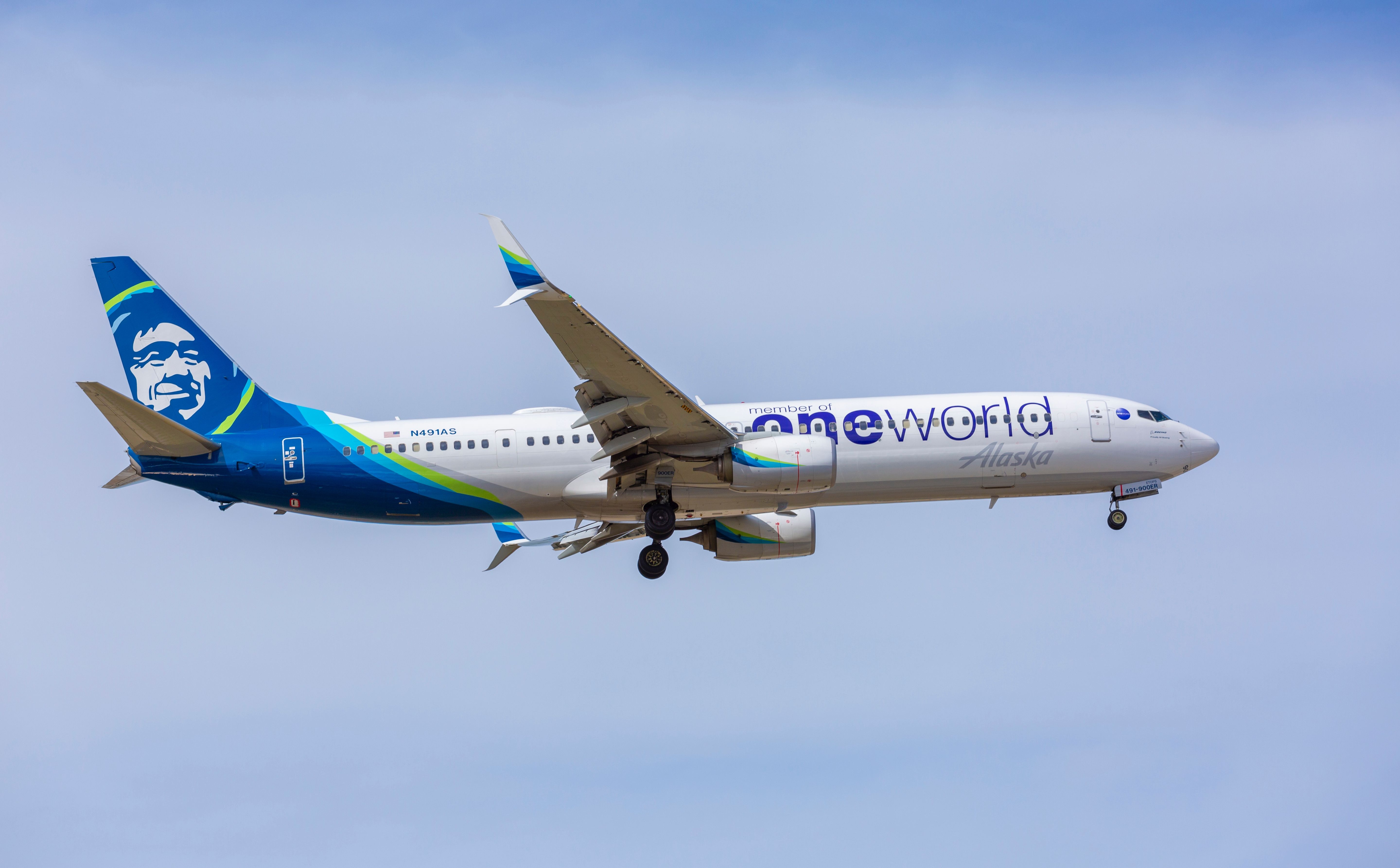 Alaska Airlines Boeing 737 aircraft with the OneWorld livery on final approach at O'Hare International Airport