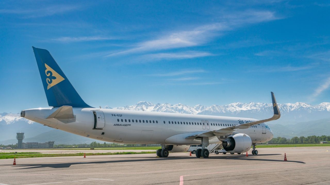 國家航空公司阿斯塔納航空公司的飛機在阿拉木圖國際機場跑道上